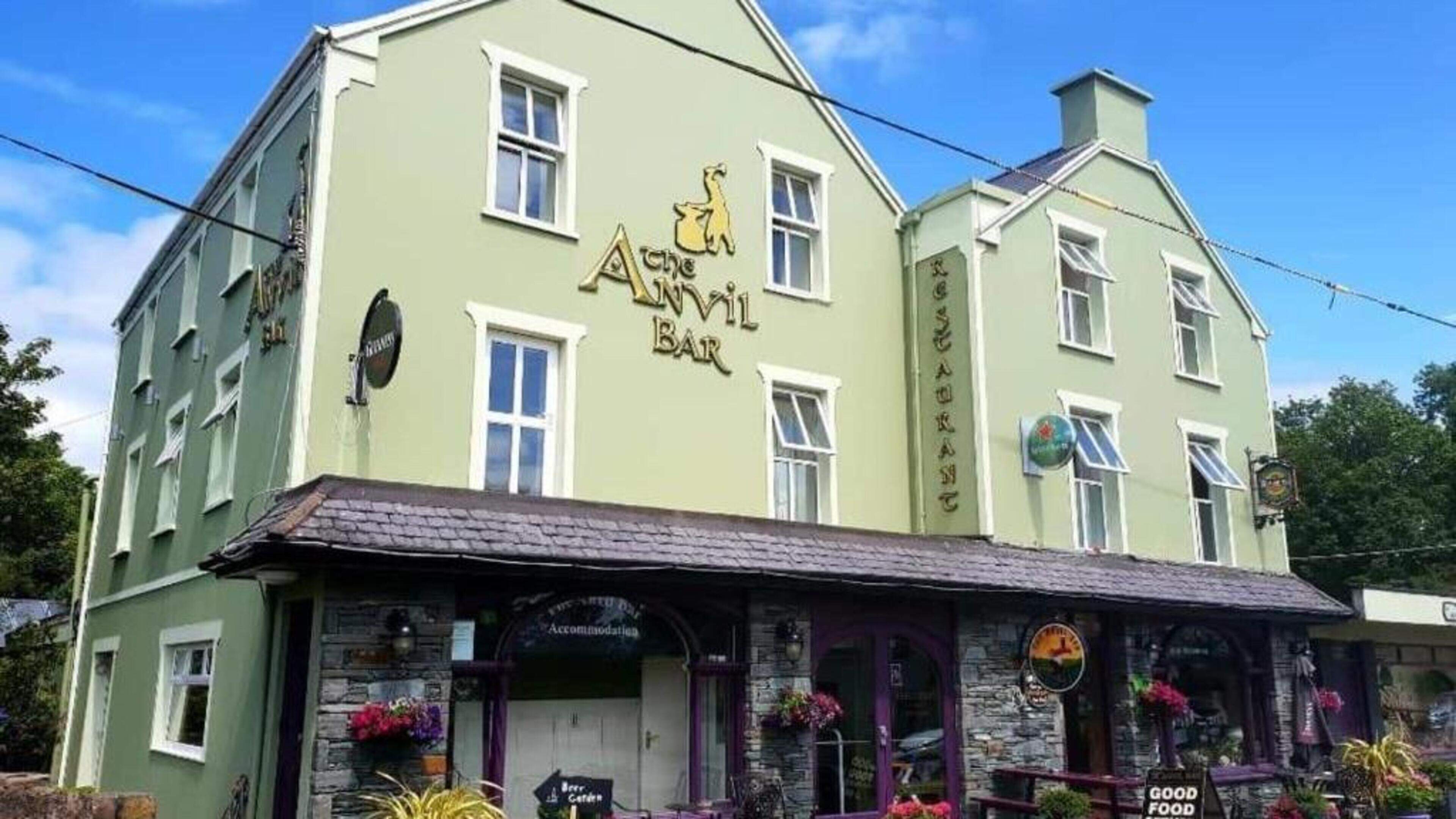 Kerry bar staff flooded with support after alleged dine and dash incident