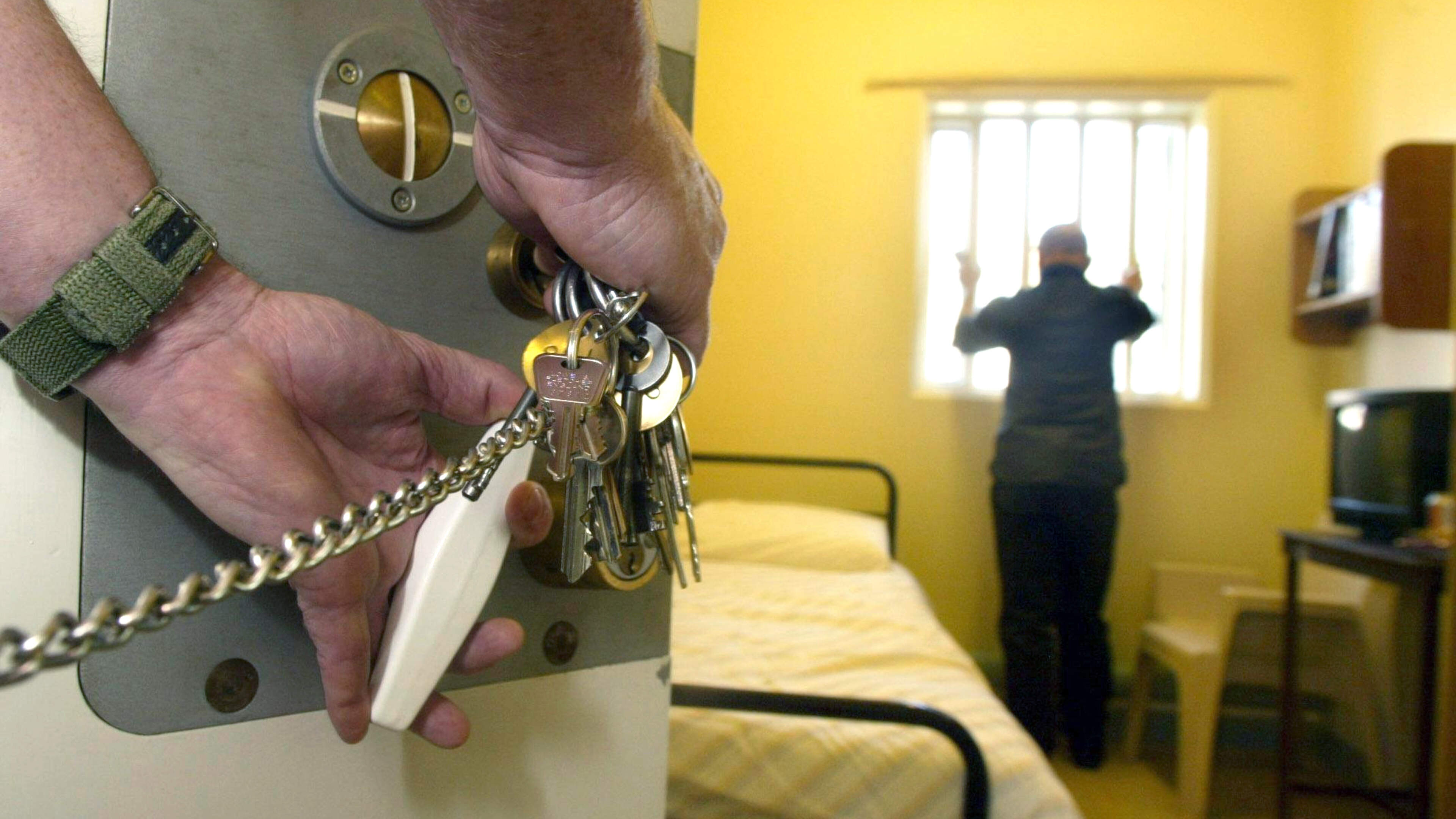 Prison Service planned hostage-negotiation training and considered using courthouse cells due to overcrowding