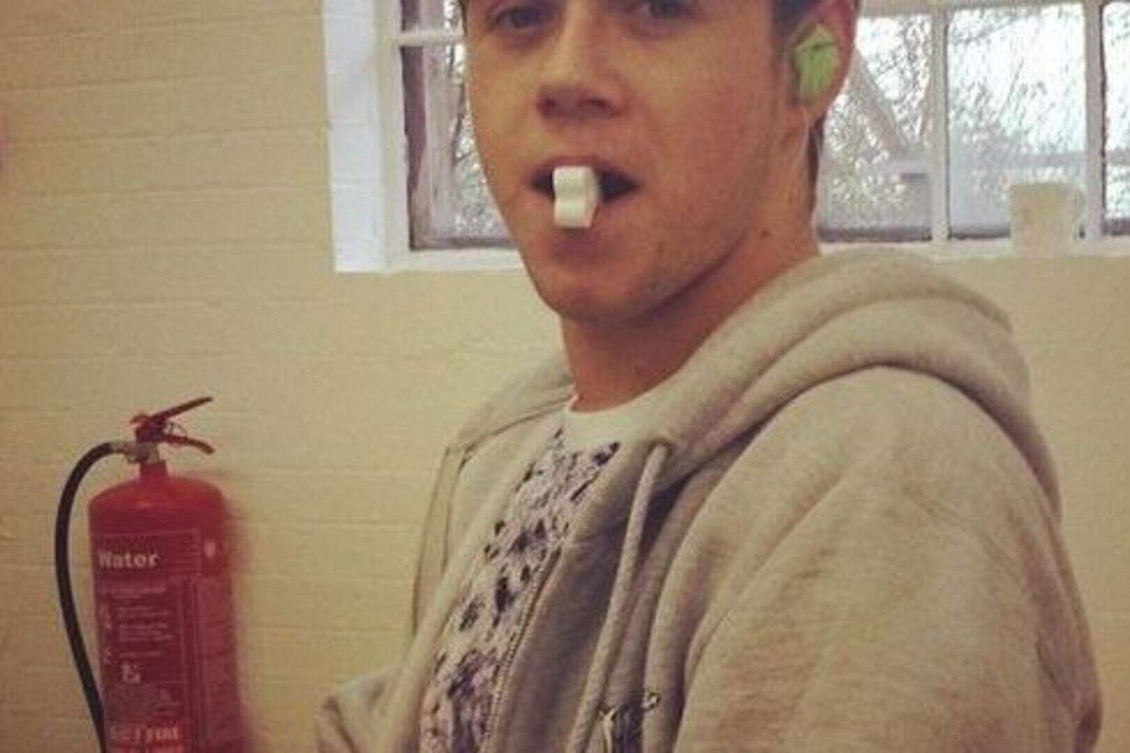 does niall horan smoke cigarettes You know me too well!' - One Direction's Niall Horan jokes with fans about  his obsession with lie-ins