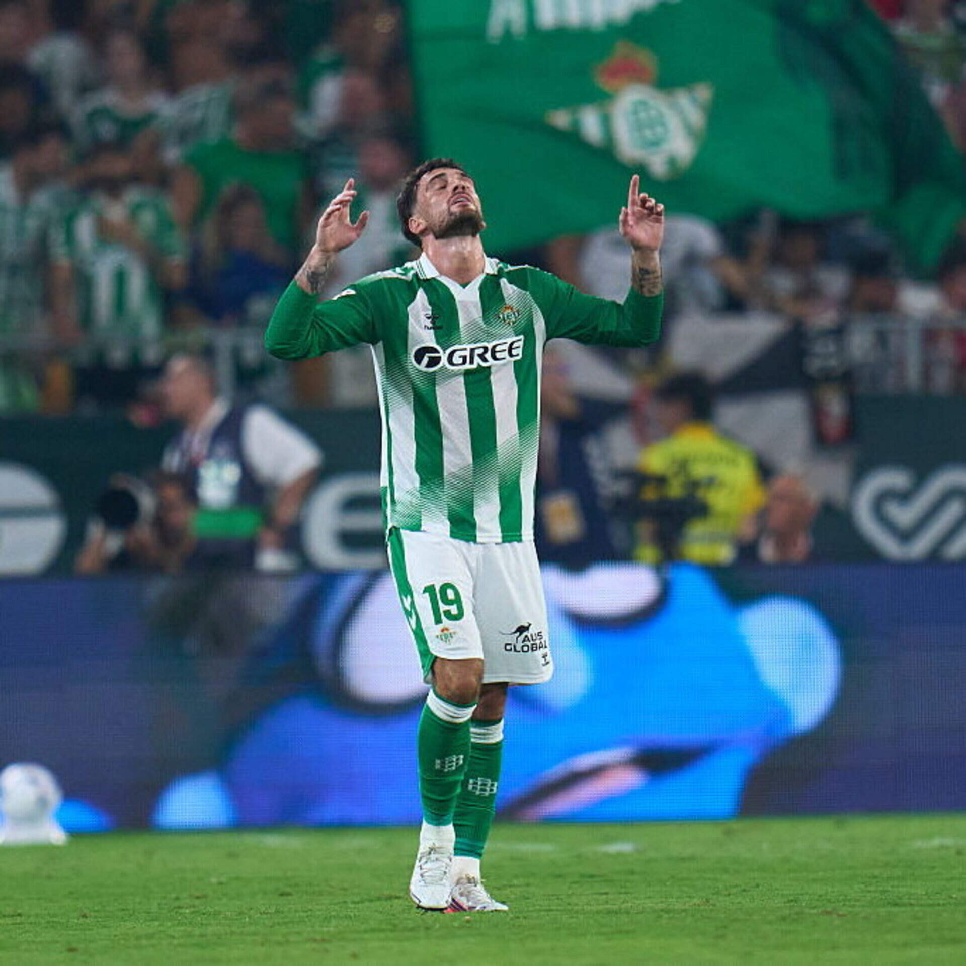 Watch: Supersub Troy Parrott gets dream first Betis goal with late winner against Real Madrid in chaotic finale | Irish Independent