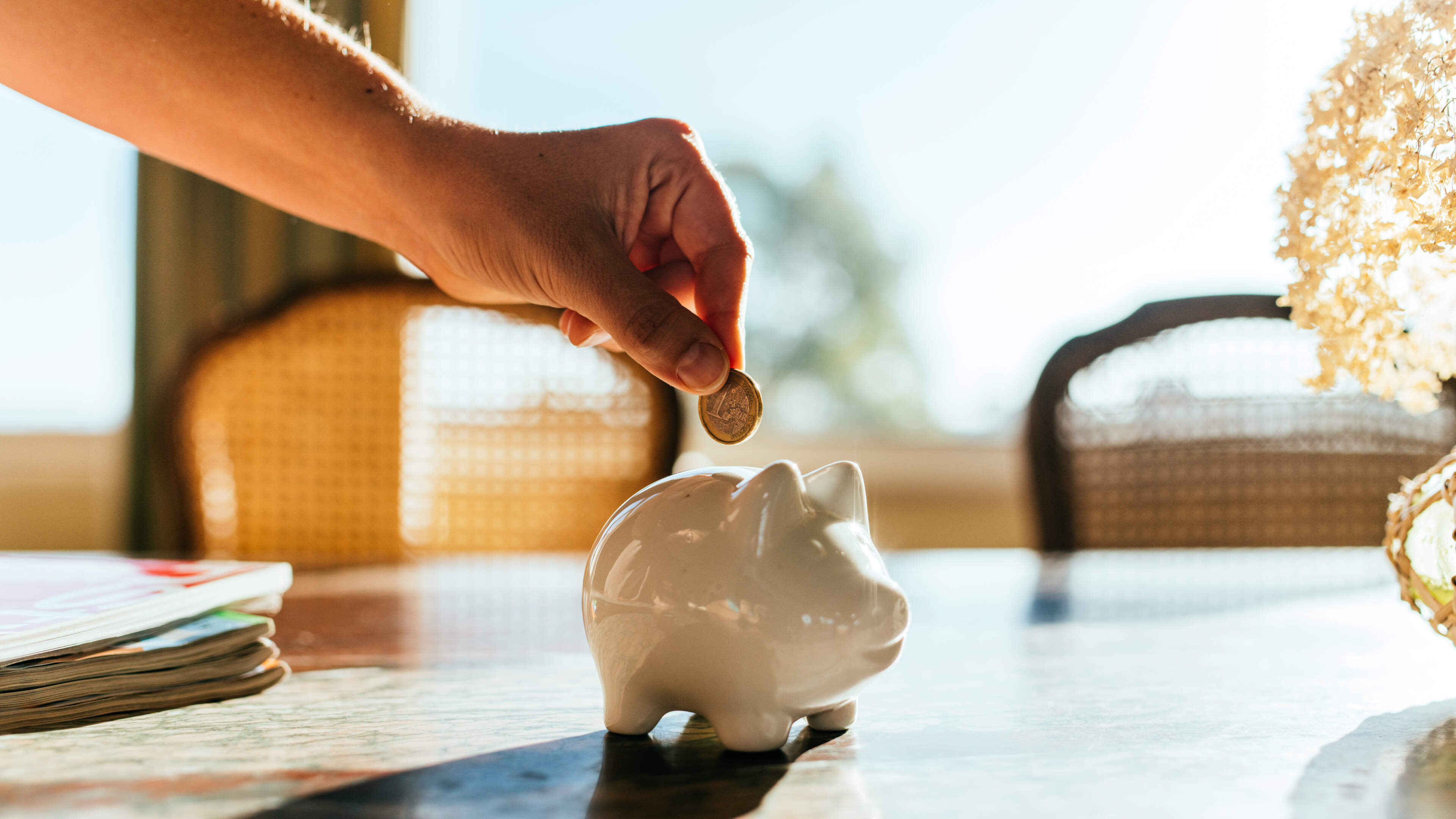 How much money do financial experts have in their emergency funds?