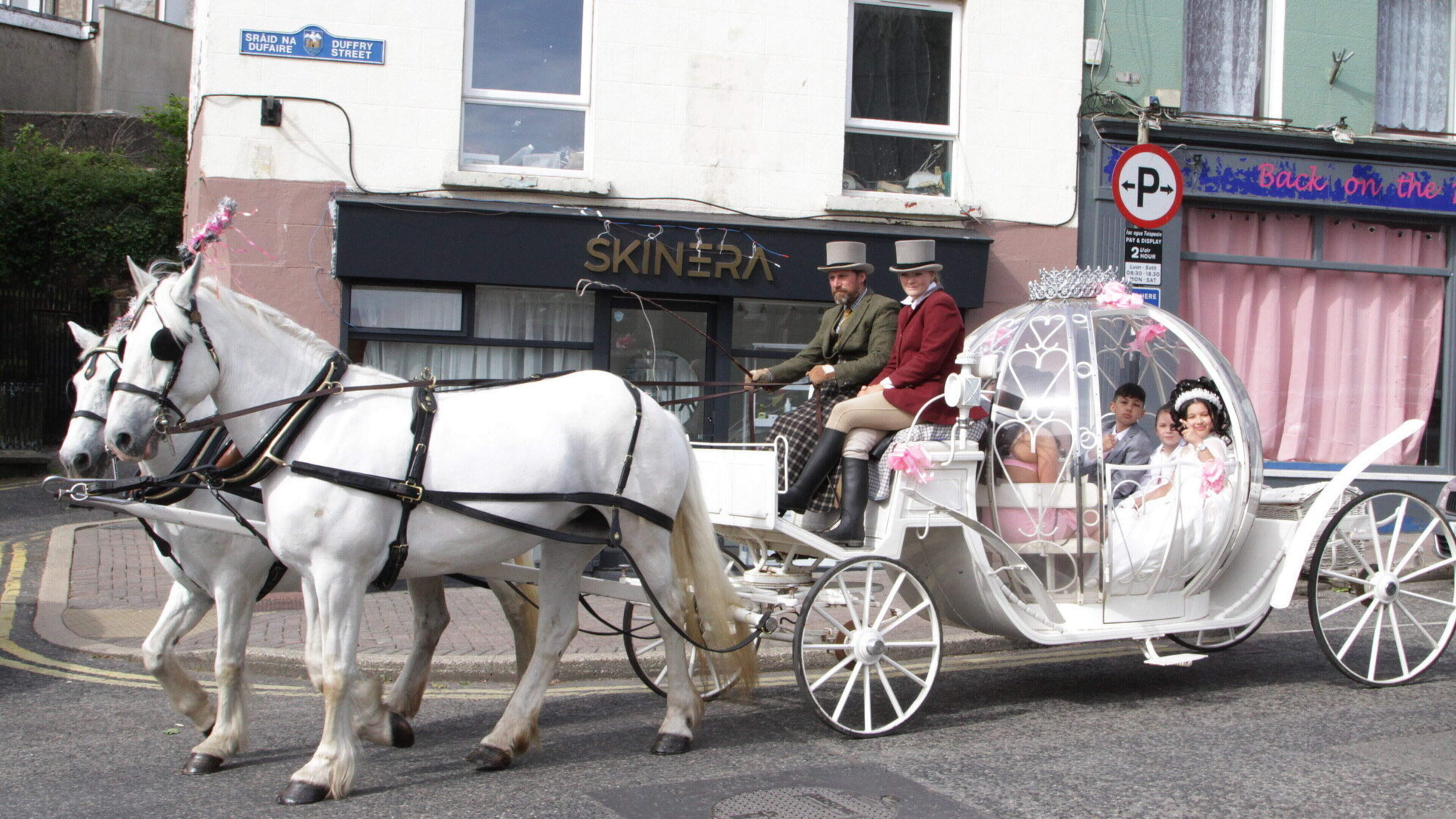 Wexford student arrives in style to Holy Communion in horse-drawn cinderella carriage