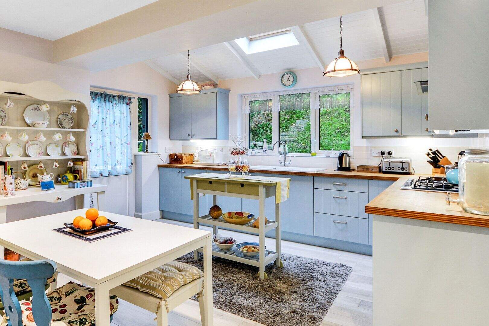 This extended cottage in a chocolate box terrace overlooks the River ...