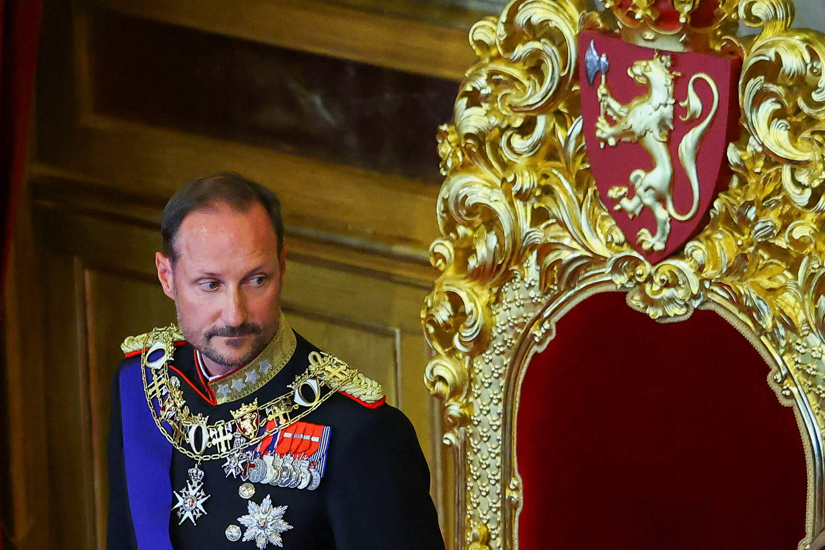 Norway's new king pledges an oath of allegiance as his father lies in state  | Irish Independent