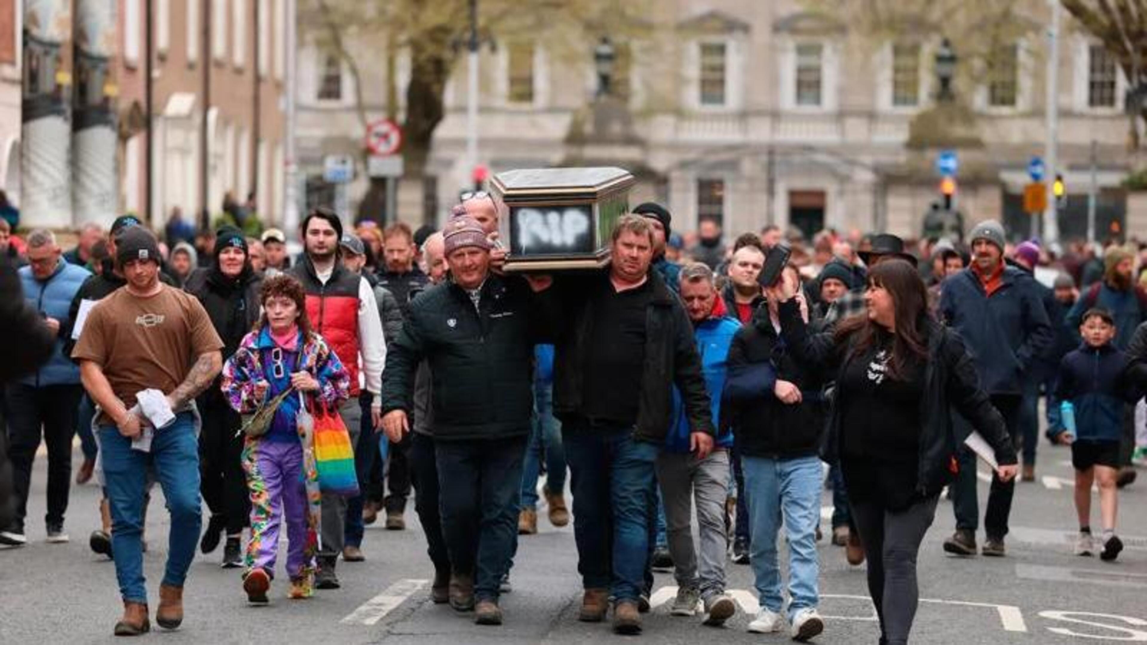 Protestors form human chain in Cork to block oil lorry as public order unit sets up outside Government buildings