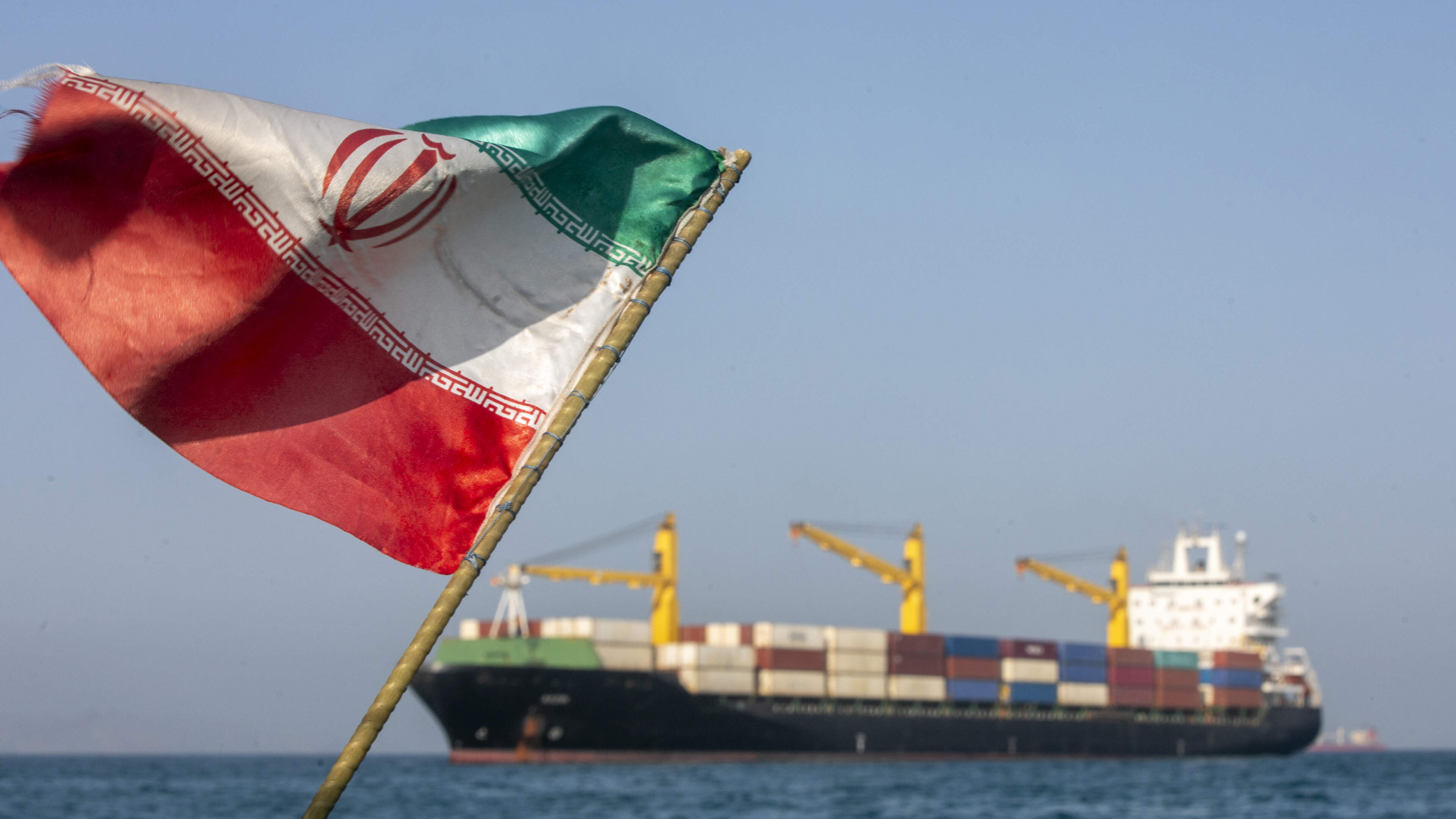 Oil fluctuates as risks to Middle East flows mount