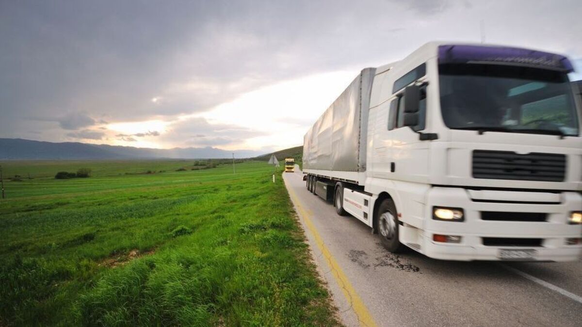 Truck hits 'no HGV' warning sign on narrow Louth road