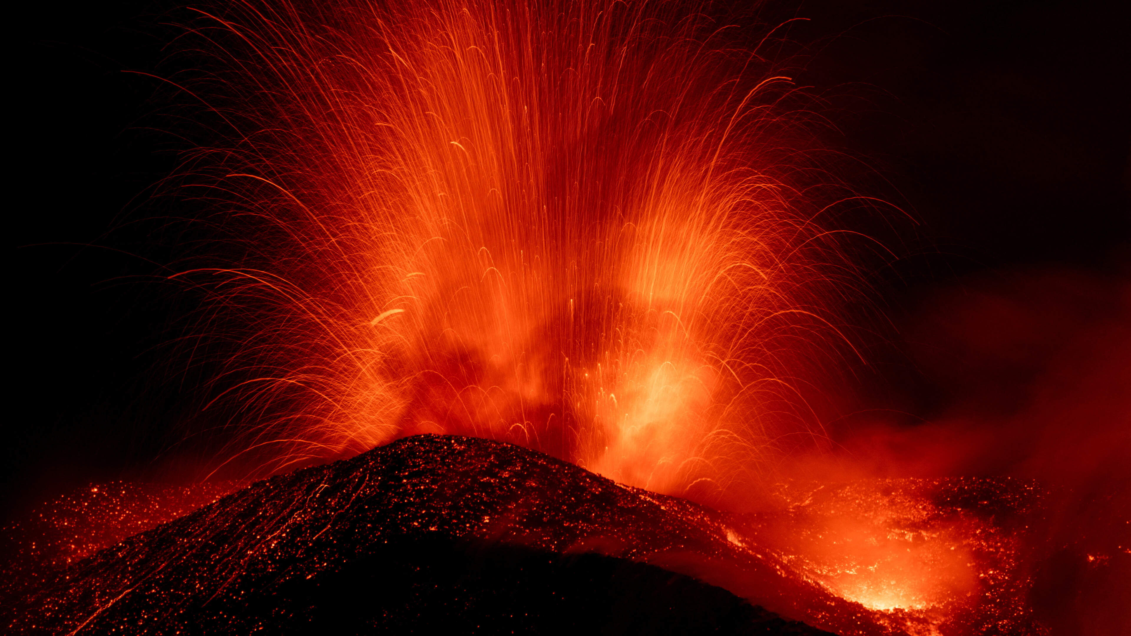 Mount Etna eruption grounds flights in Sicily