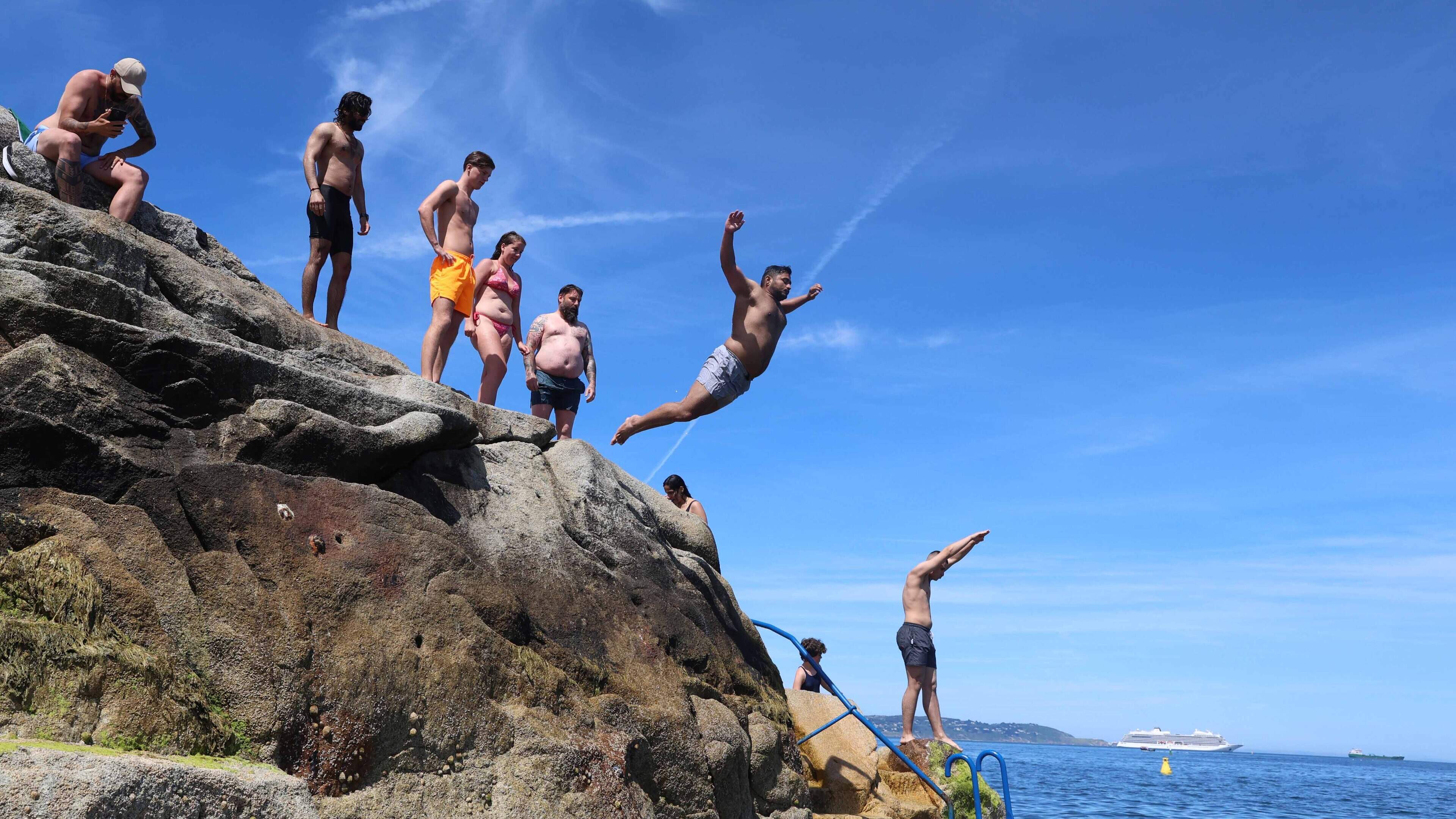 HSE issues advice on how to stay cool during hot spell