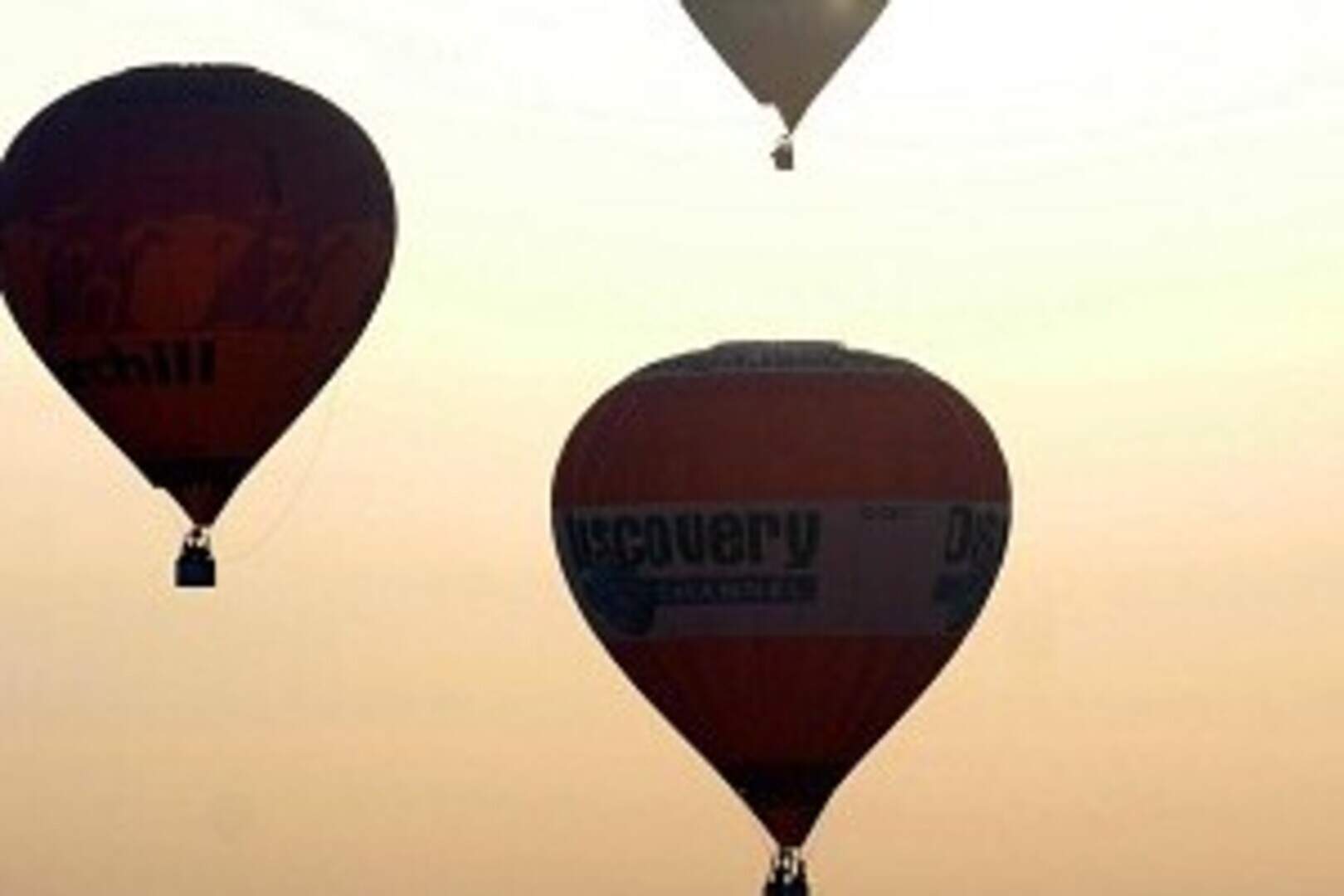 Balloon pilot saves parachutists | Irish Independent
