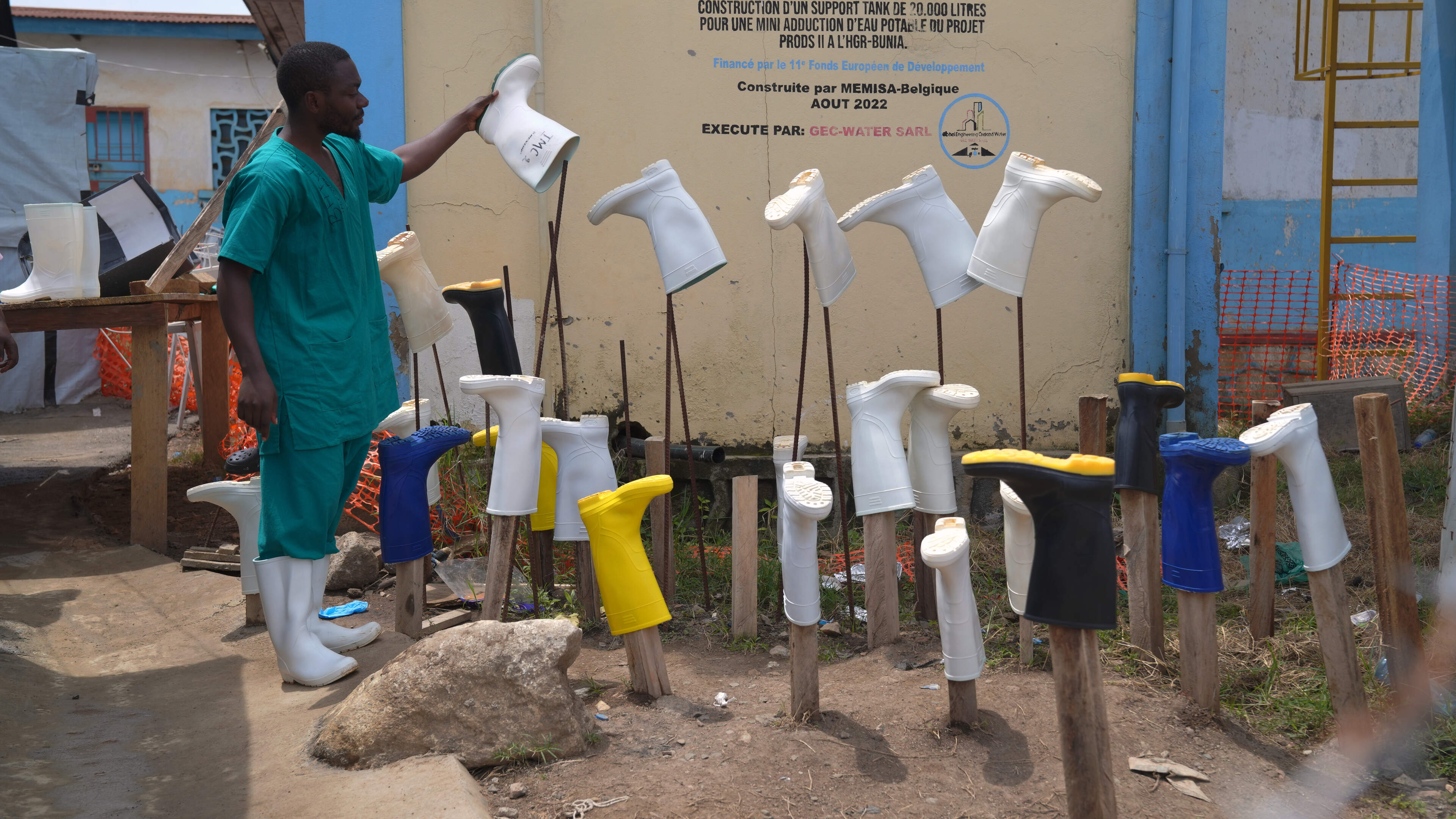 Ebola deaths pass 2,000 as WHO says outbreak spread for months undetected