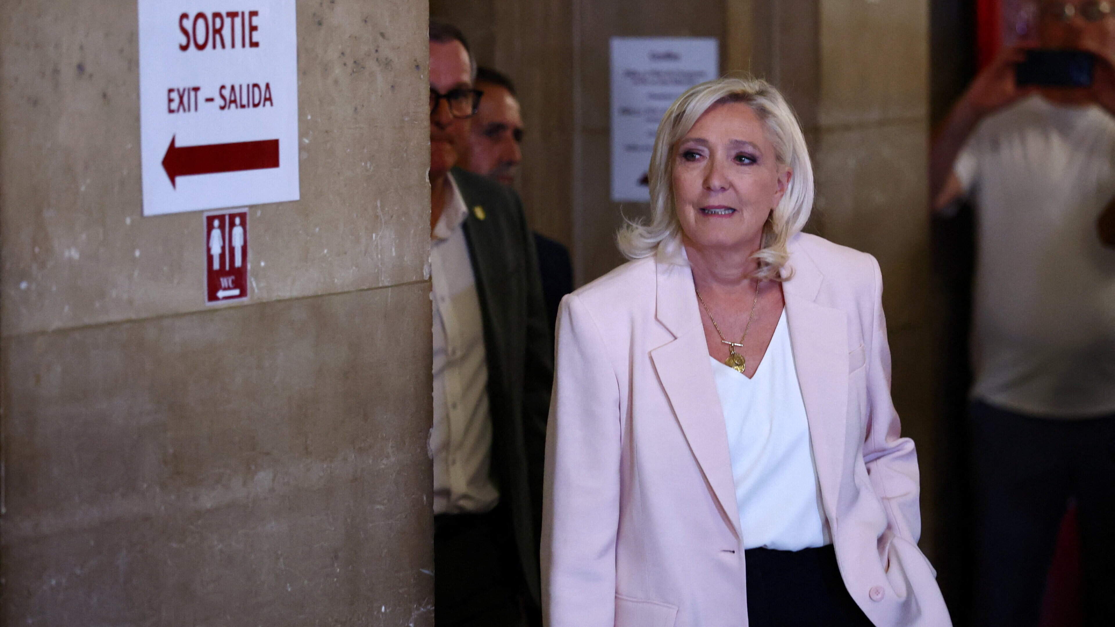 Marine Le Pen could run in French presidential election next year, court rules