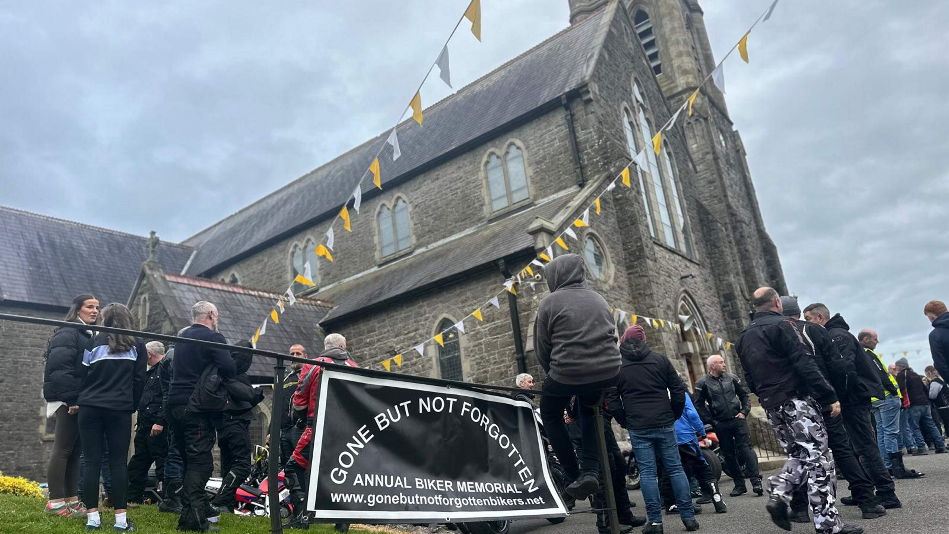 Ní dhéanfar dearmad oraibh... Aifreann do na gluaisrothaithe a cailleadh