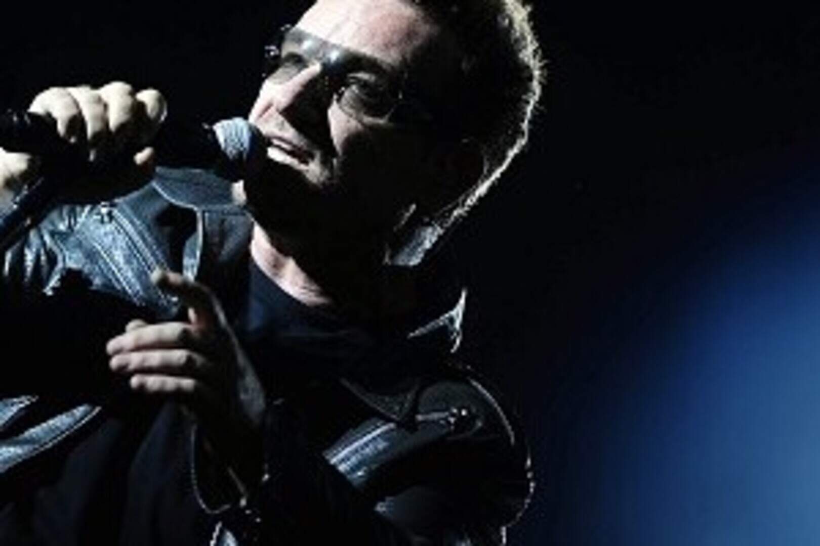 does bono smoke cigarettes Anyone notice the scar in Bono's chest from the latest photos??? My U2 friend and I were talking about this as she pointed out the scar in his chest and after listening Photos | Bono smoking