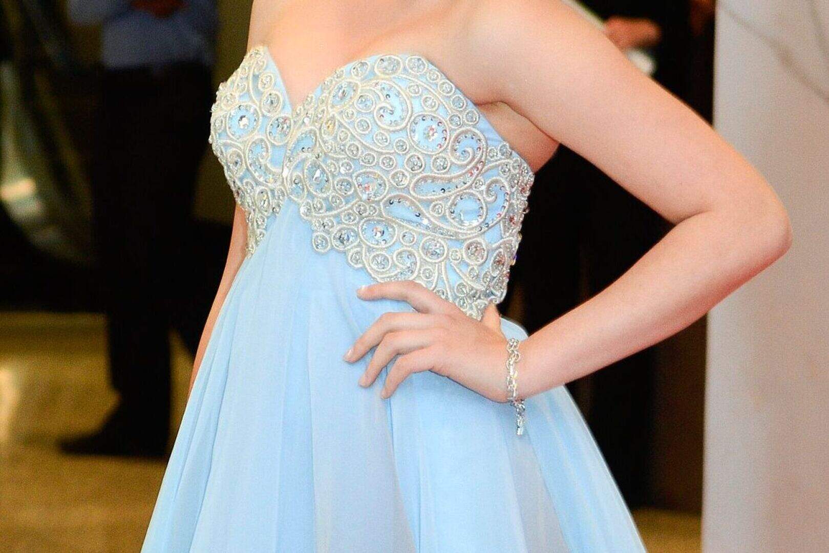 ariel winter prom dress Ariel Winter is a flame-haired beauty in lace gown as father sends her off  to prom