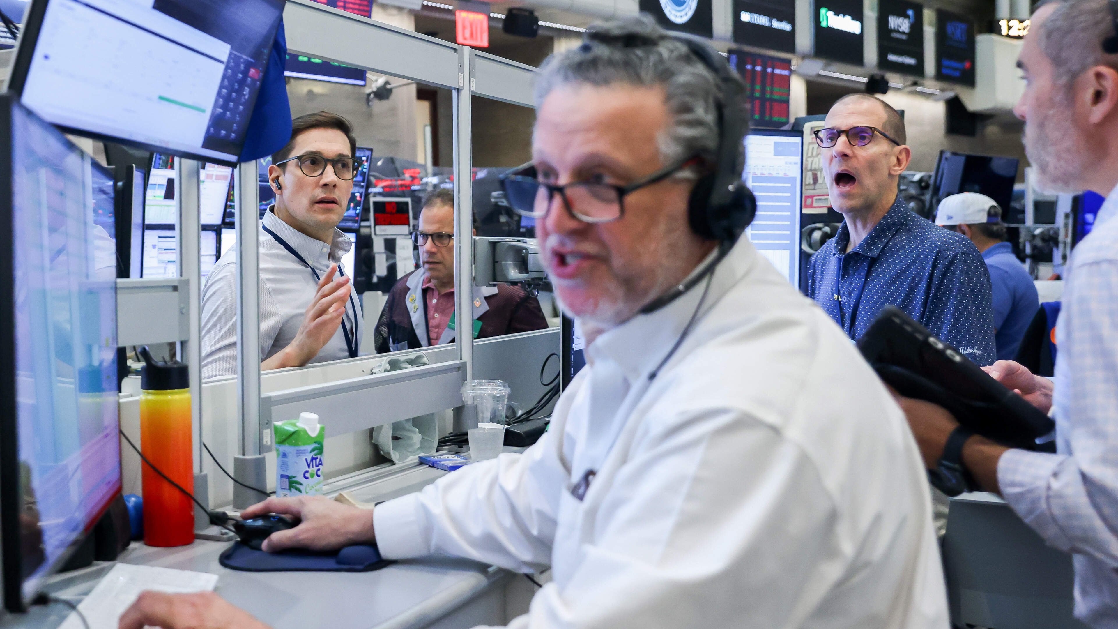 US stocks rebound as chipmakers lead gains and oil falls