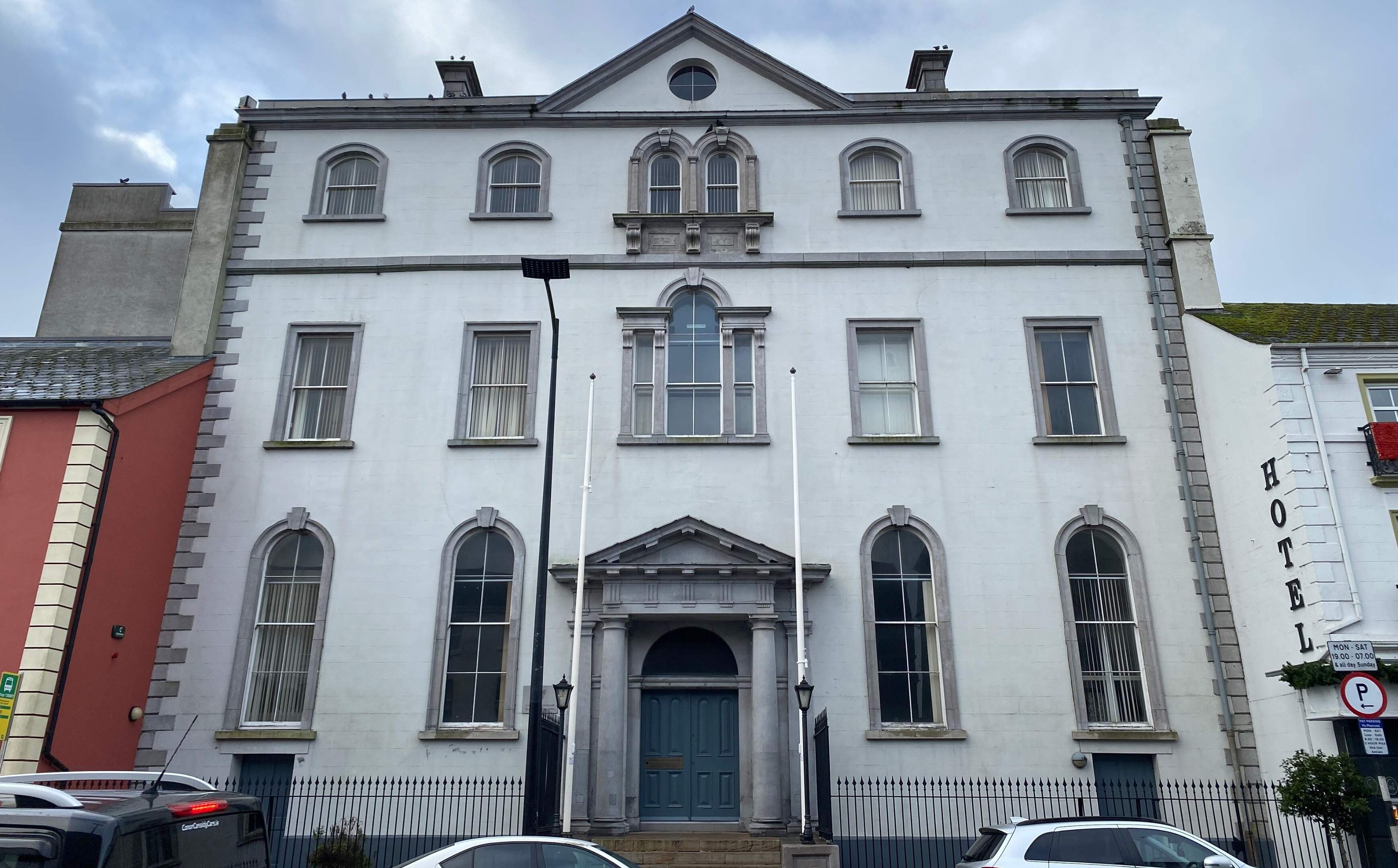 Courts Service bosses facing calls to get tough with wanton loitering and vaping on steps of Longford Courthouse amid rising anti-social behaviour fears  