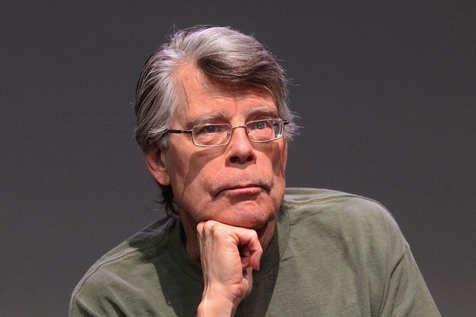 Stephen King returns with a dozen wonderful spine-tingling yarns ...