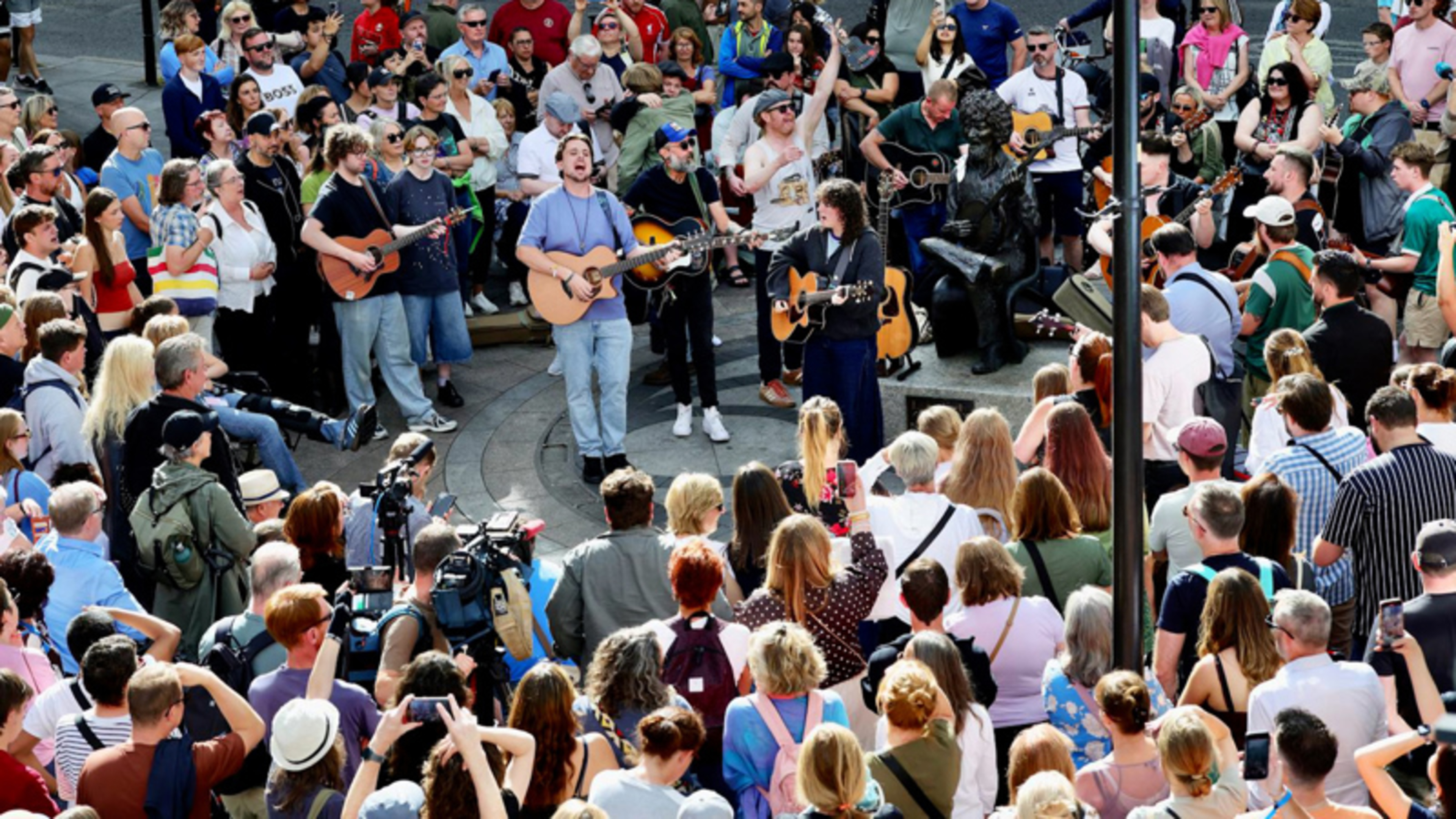 ‘Glen has touched so many people’s lives’ - buskers perform at musical memorial in Dublin to pay tribute to Glen Hansard