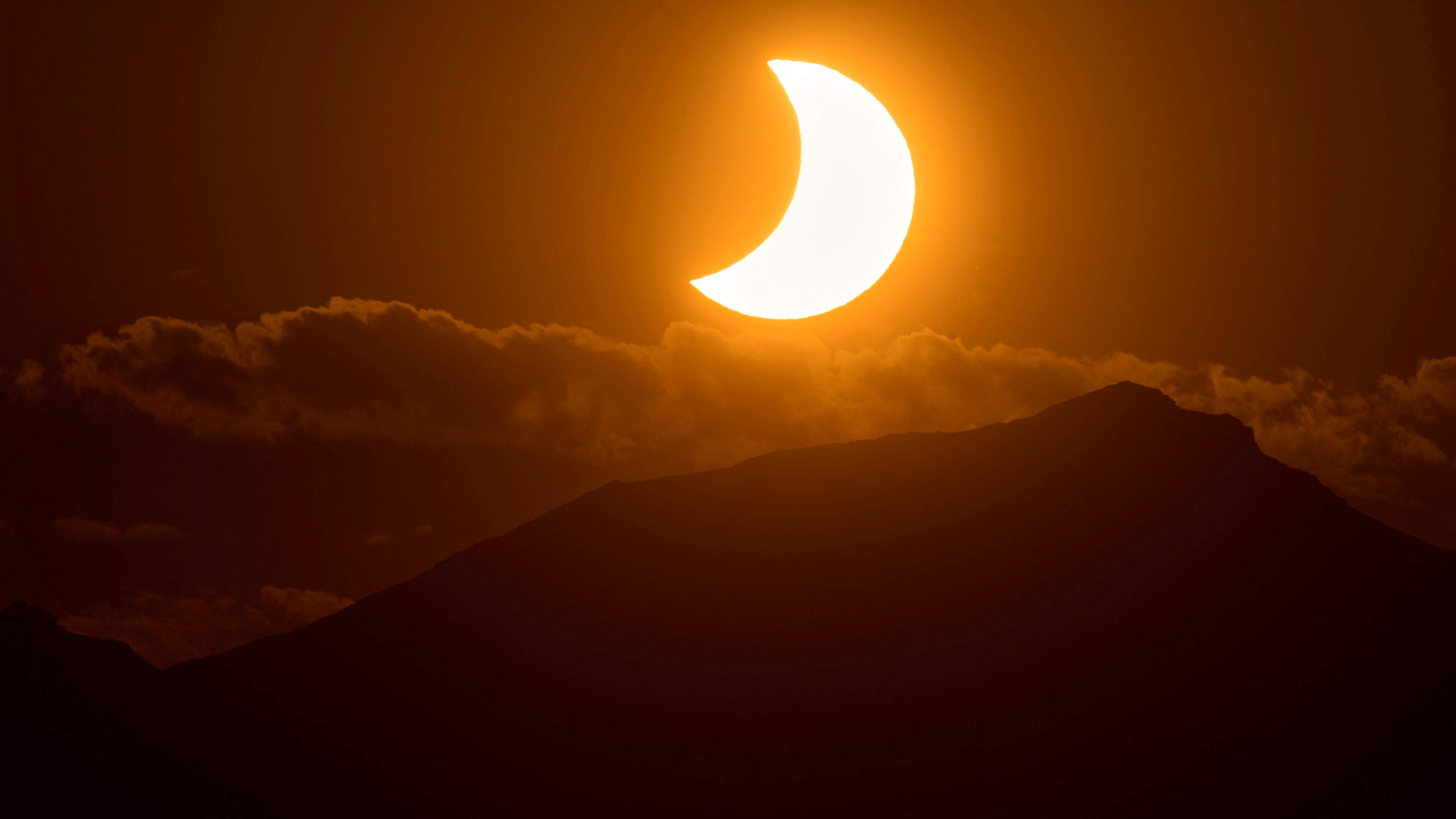 Eclipse in Europe: Total darkness, then sunset as full eclipse wows spectators