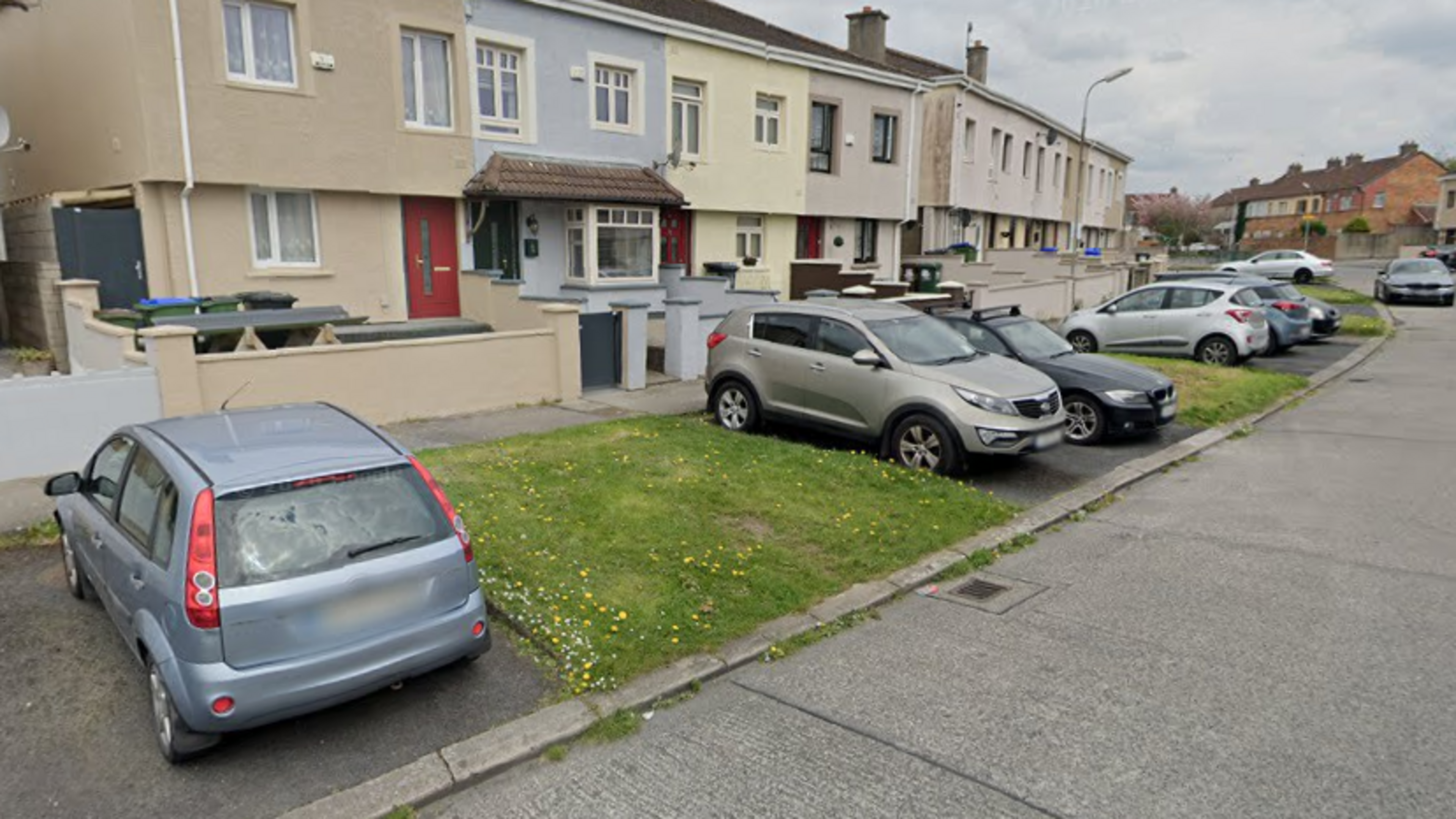 Parking row erupts in Limerick estate as residents demand removal of ‘unnecessary’ grass dividers 