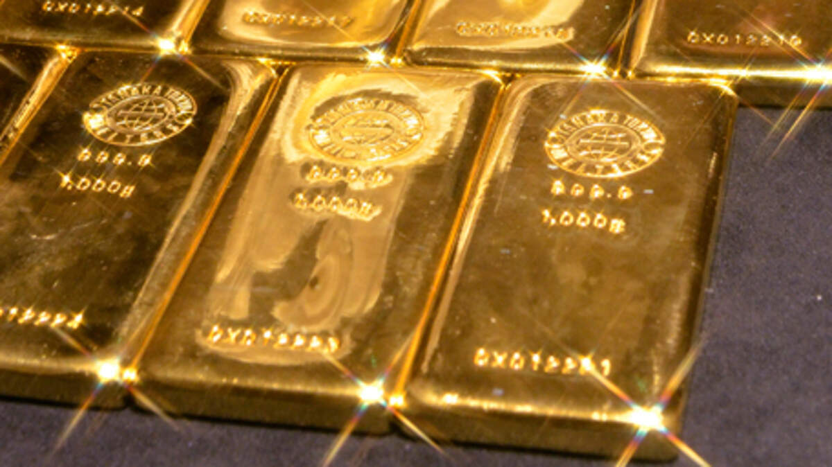 Gold soars as traders predict more stimulus measures from Fed chairman ...