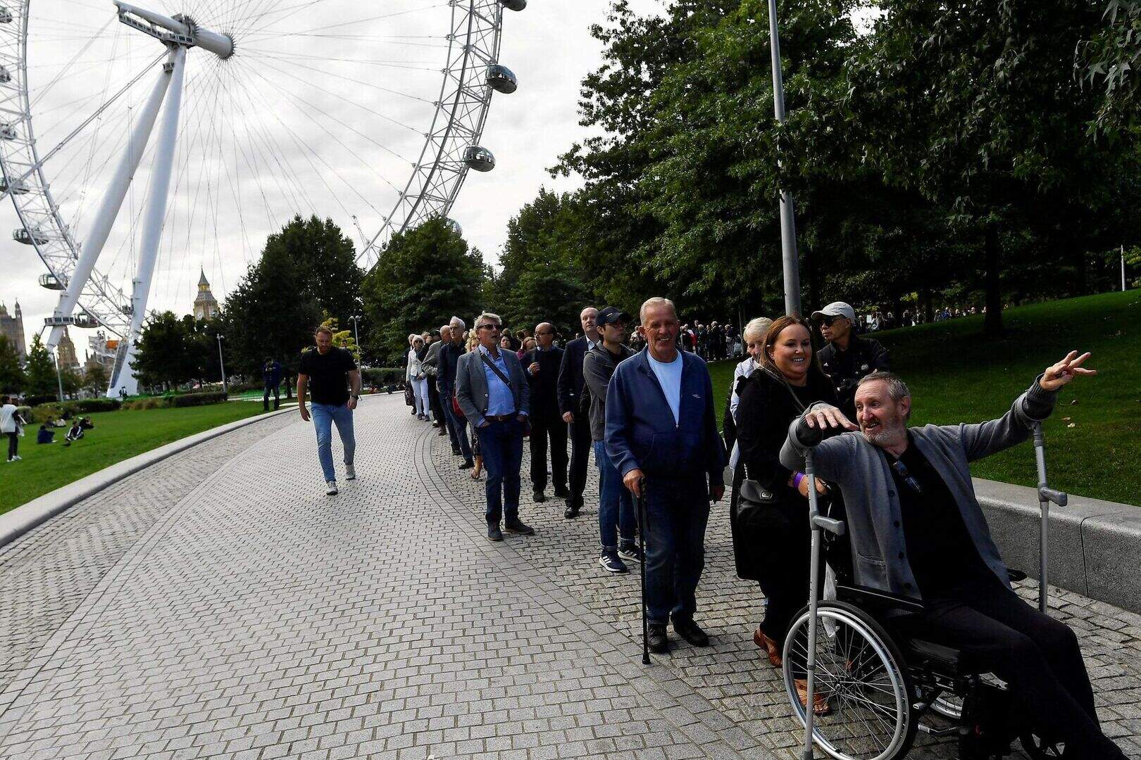 Queue to see queen’s coffin suspended as it ‘reaches capacity’ with 14 ...