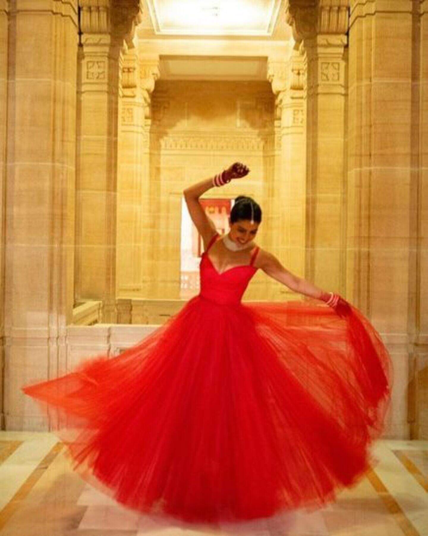 priyanka chopra red dress Chopra's Vermillion Gown Had the Most Perfect Silhouette Priyanka Chopra Red Dress
