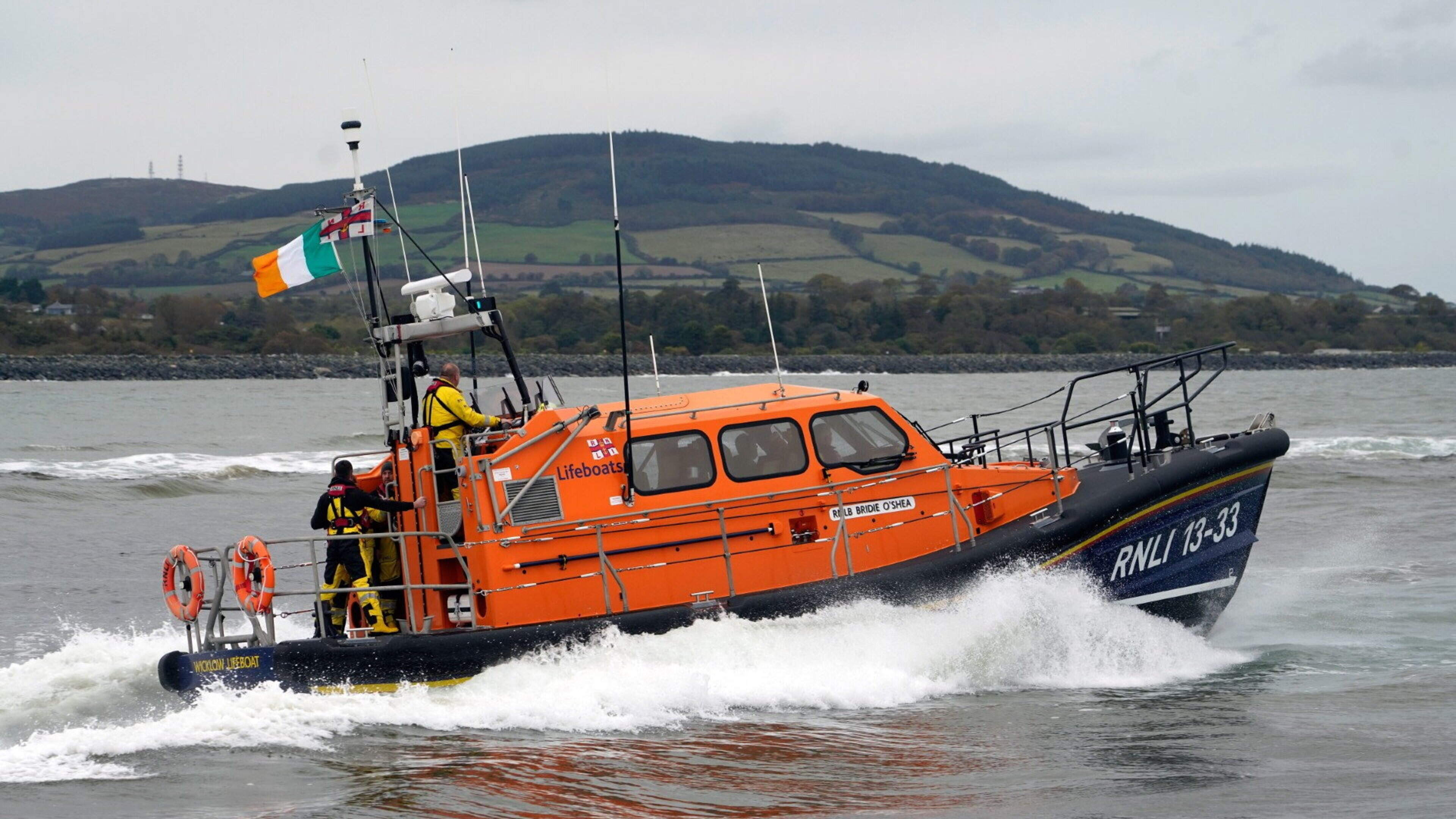 Three fishermen towed back to safety by Wicklow RNLI after their boat suffers mechanical problems