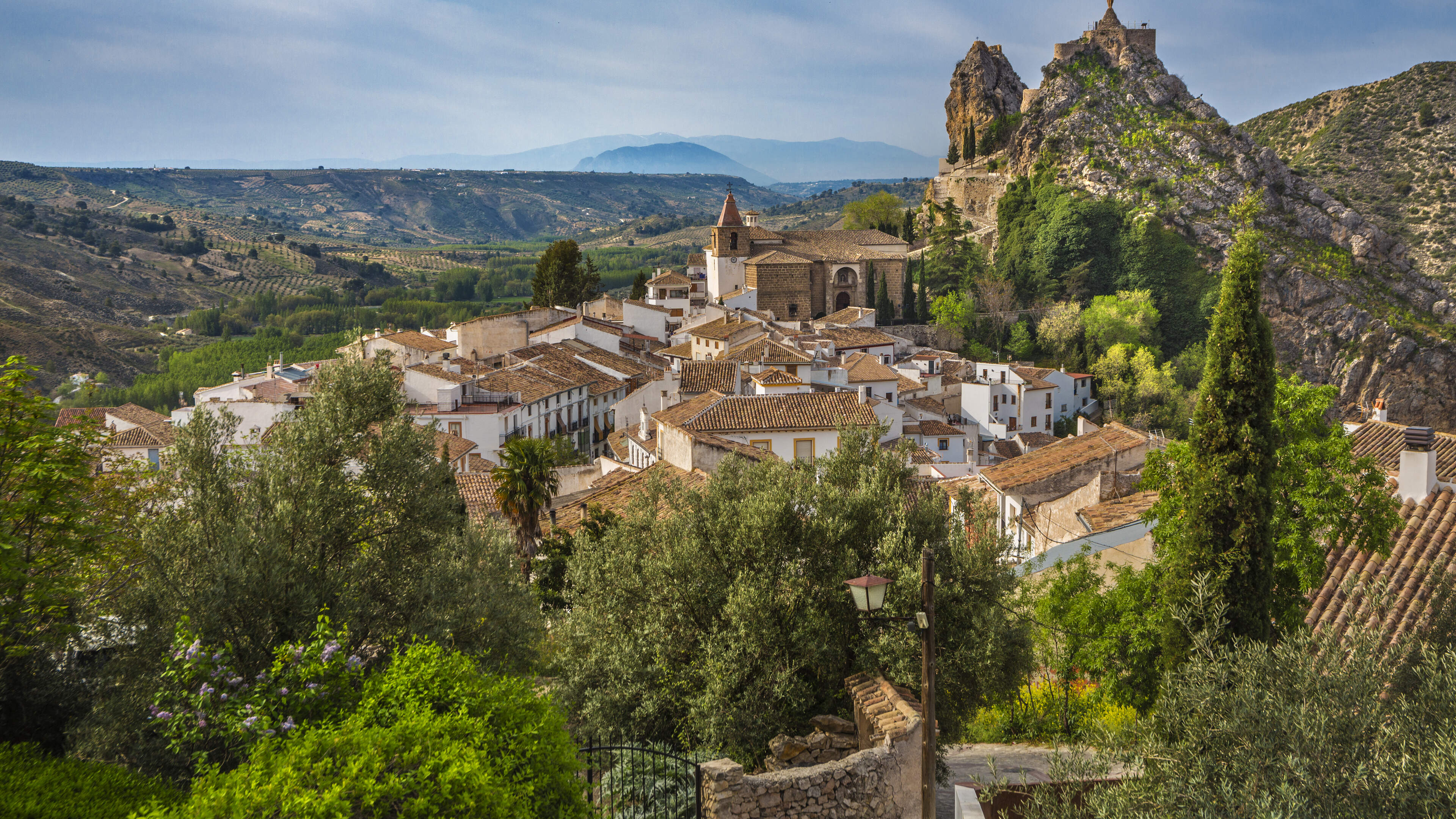 Earthquake hits Spanish city of Granada, damaging buildings and cars