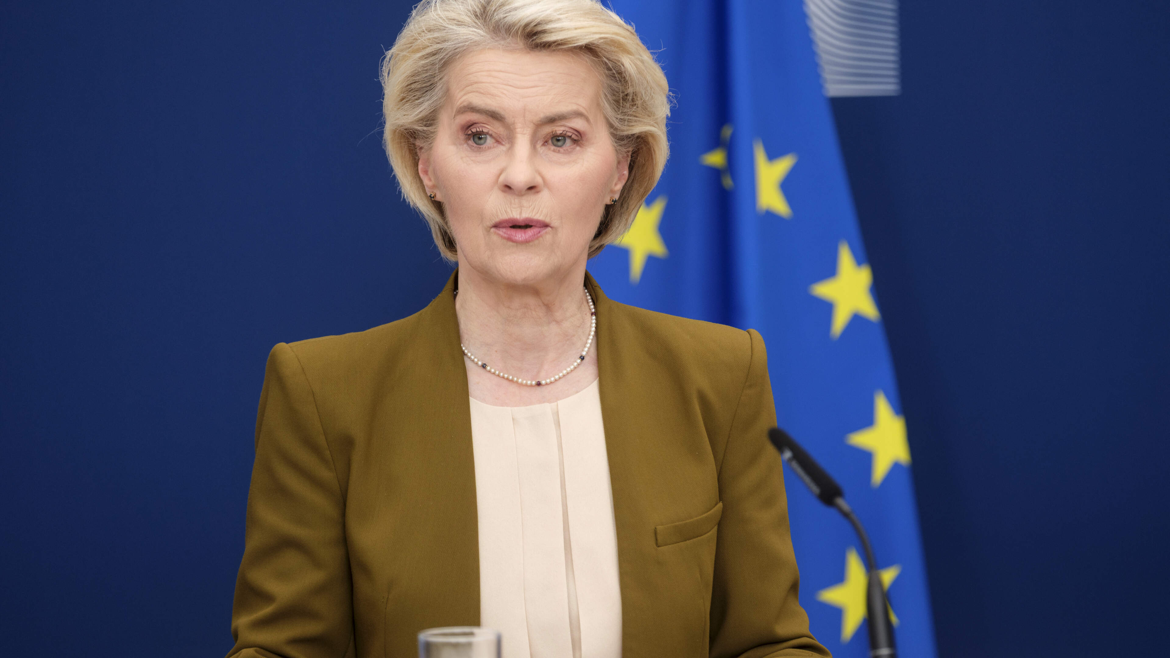 Switzerland rejects population cap in referendum, avoiding EU clash