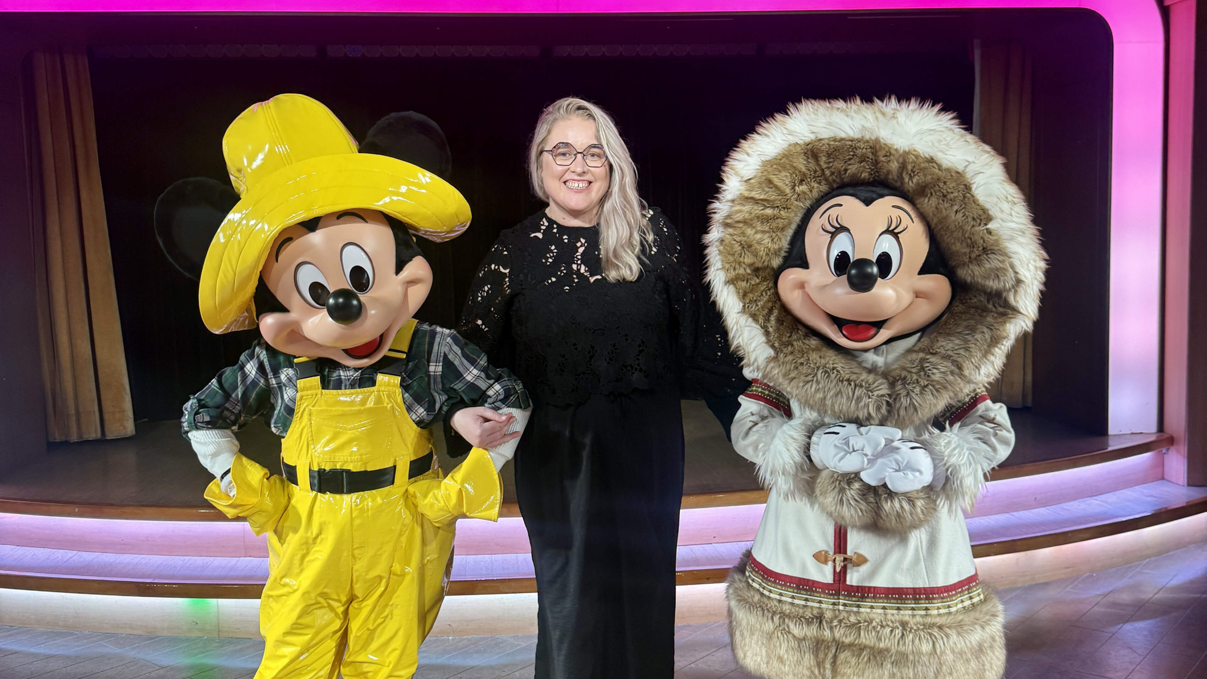 Oireachtas gan Edel den chéad uair le 20 bliain mar tá sí ar long Disney!