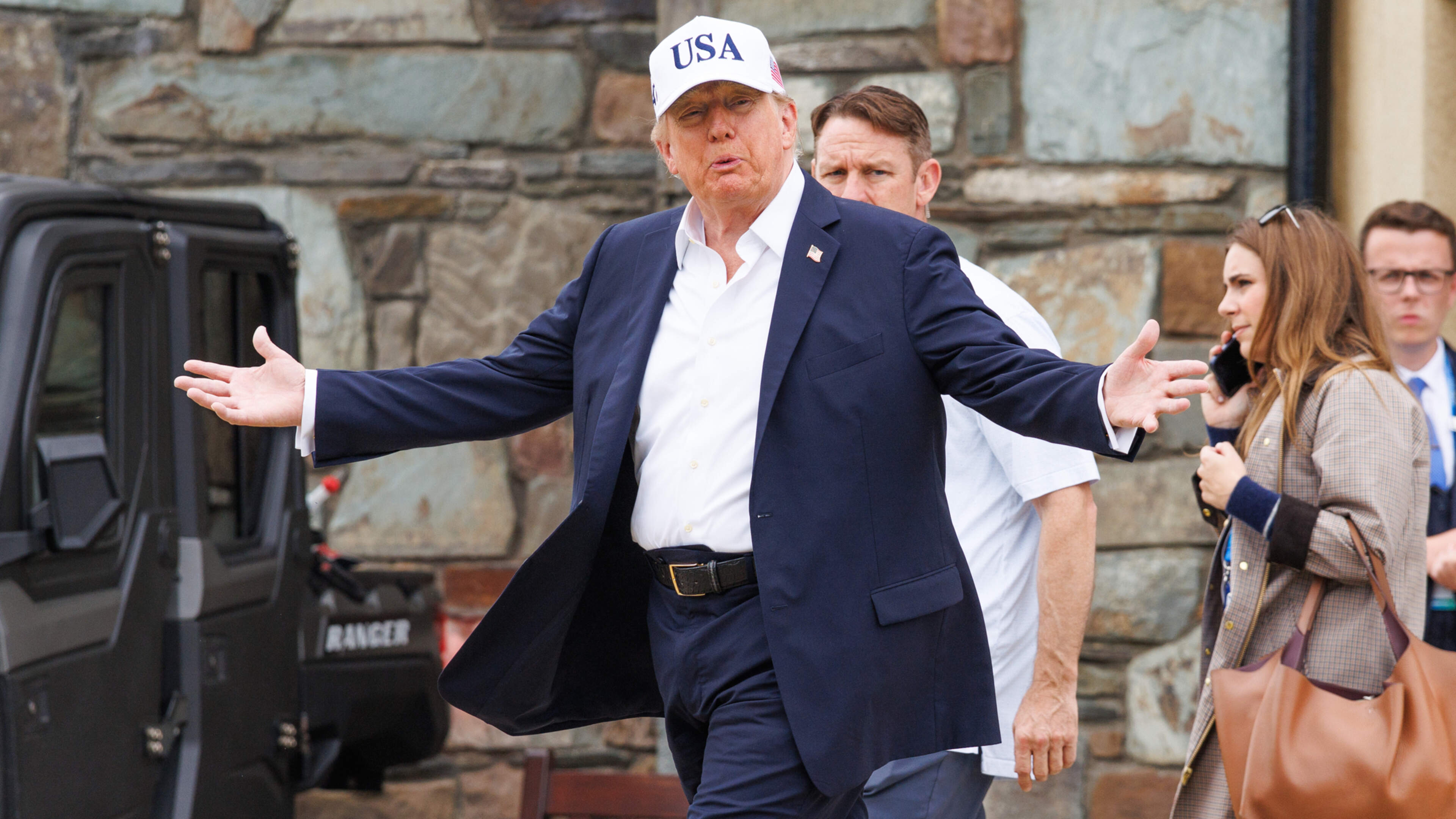 Donald Trump visits Doonbeg, dines with Rory McIlroy and watches Shane Lowry