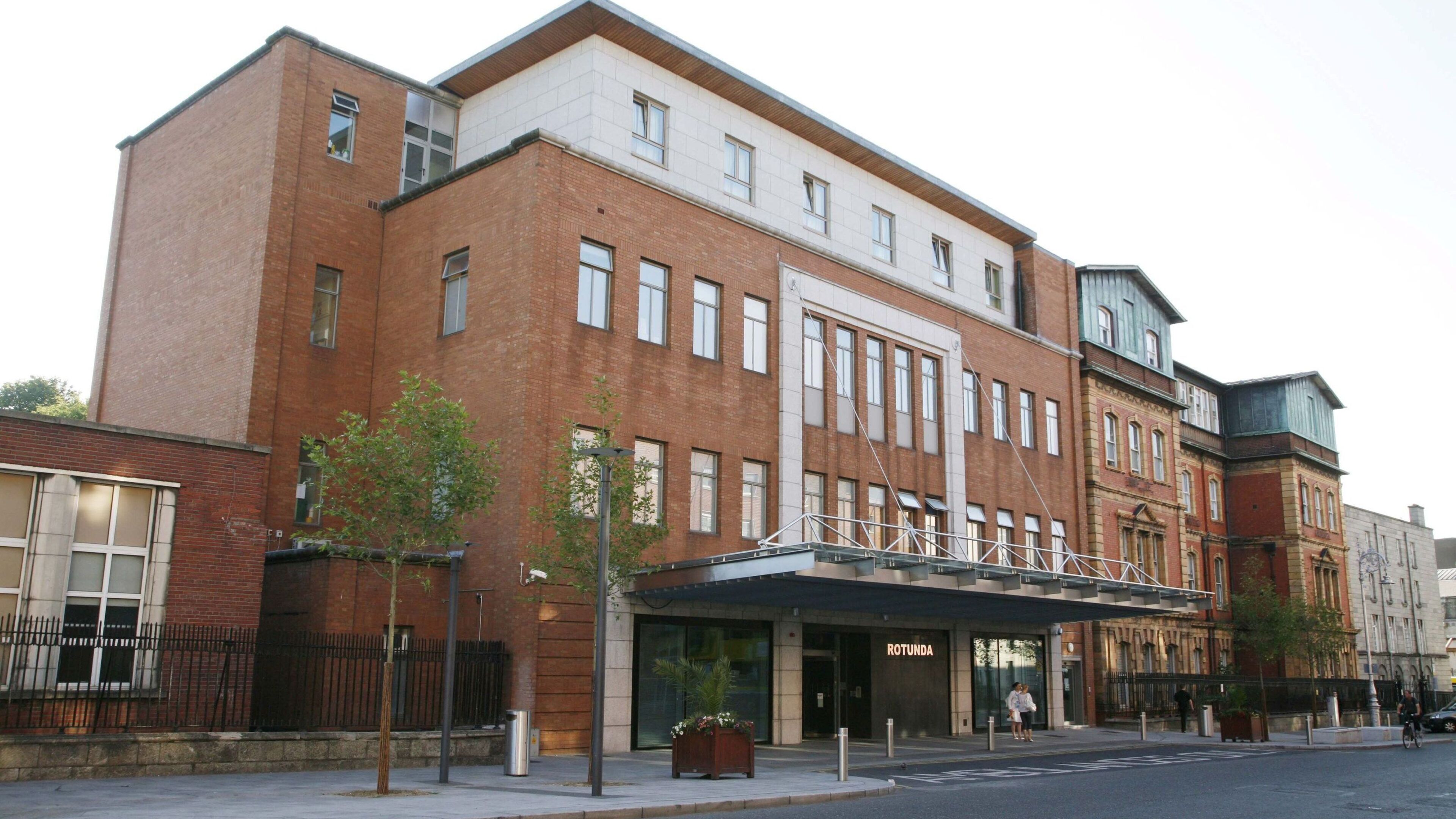 How much can ‘public-only’ consultants who also treat private maternity patients earn?