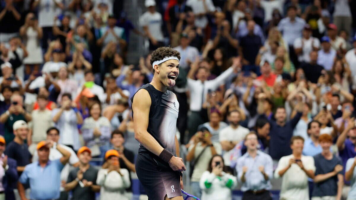 Ben Shelton stuns defending champion Carlos Alcaraz in 3.35am epic to reach US Open semi-finals