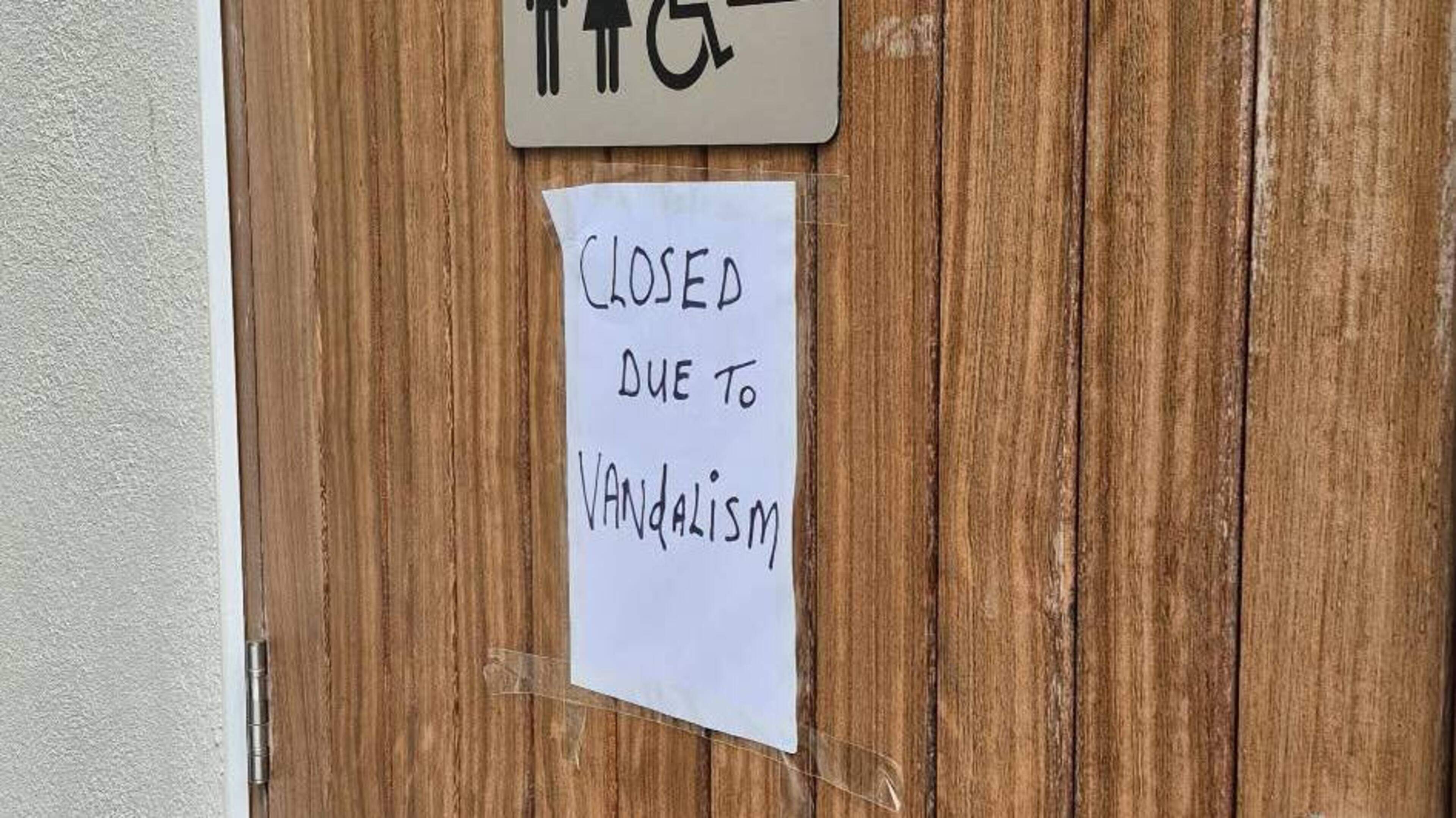 ‘Have a word with your young people’ - Gardaí investigate closure of public toilet as vandals cause damage worth €1,200