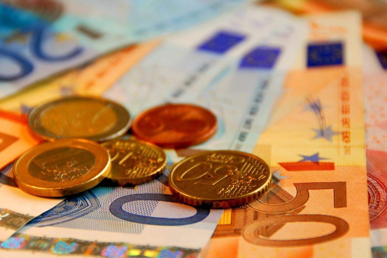 Inflation pushes sharply into negative territory | Irish Independent