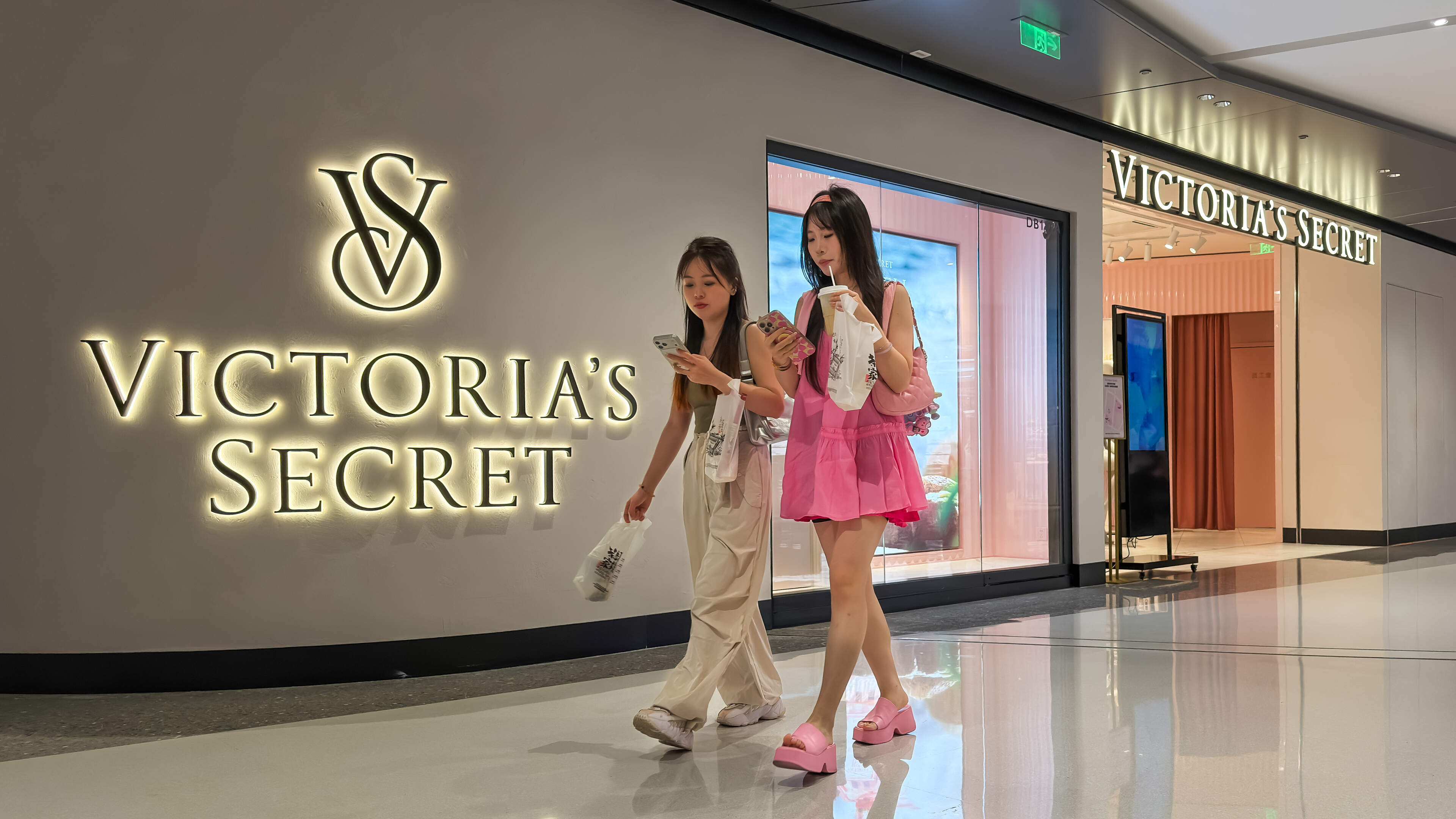 Victoria’s Secret climbs to record high as retail chain outperforms