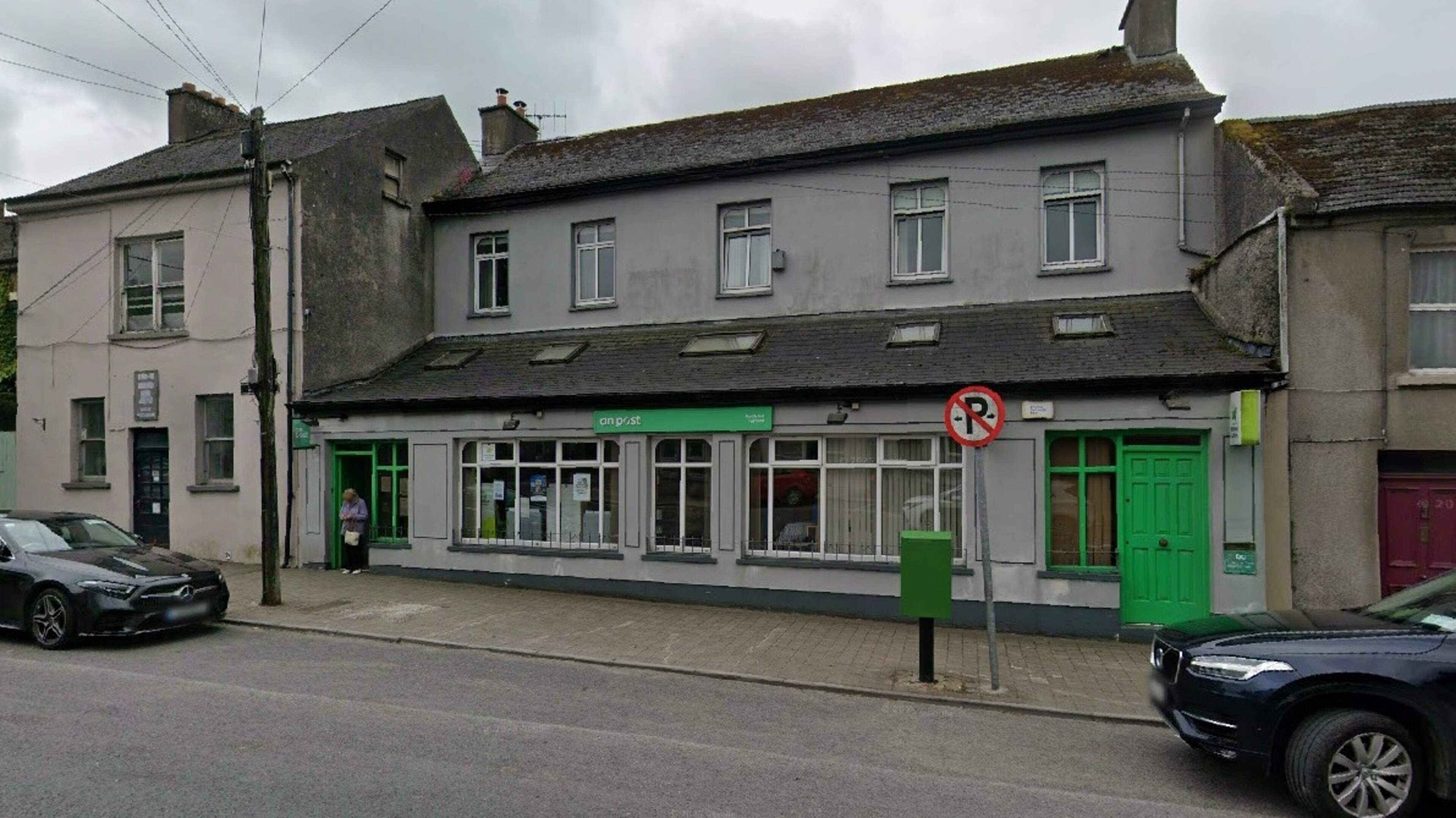 Tipperary gardaí on the hunt for armed robber who stole sum of cash from post office 