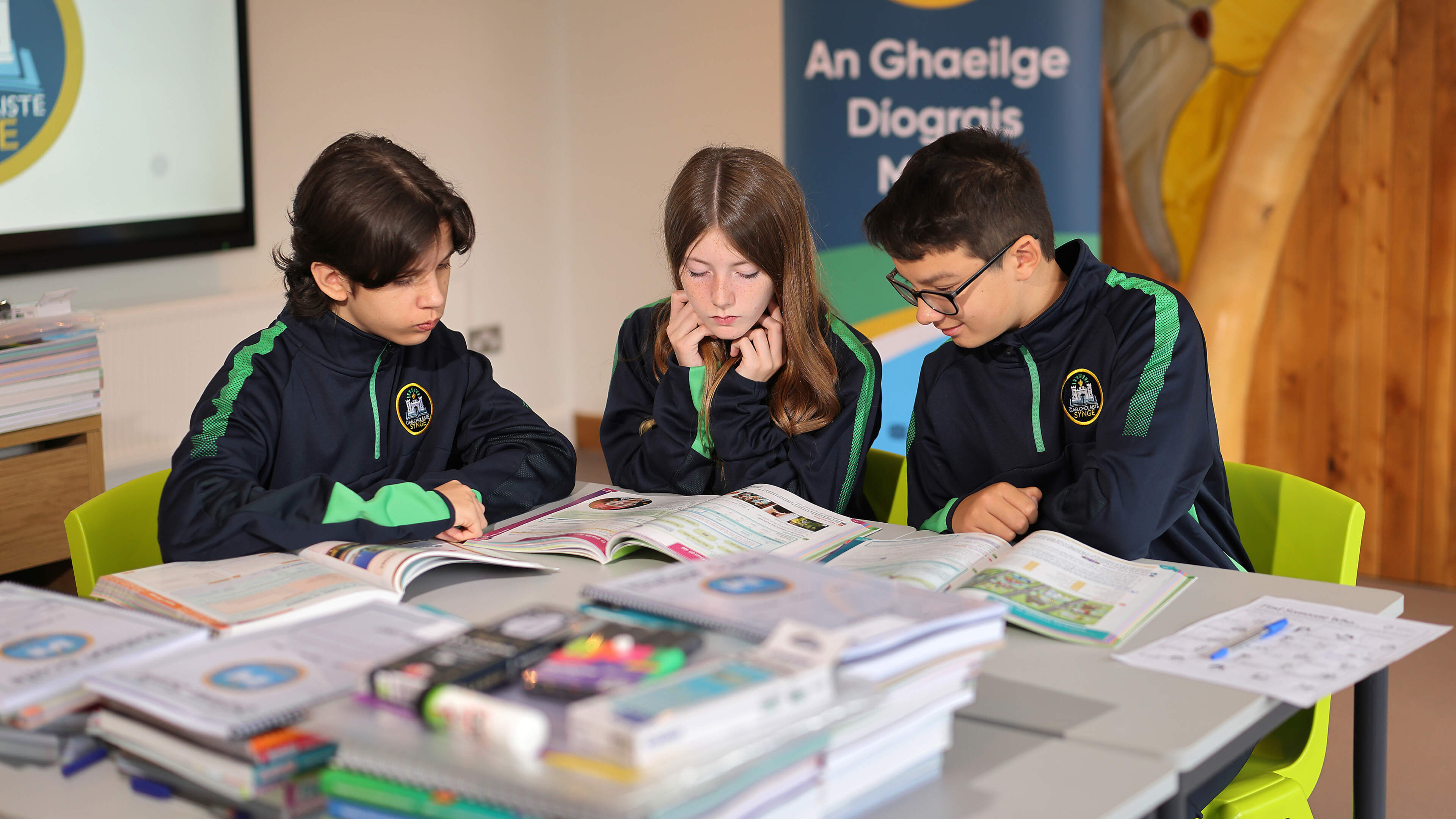 Lá stairiúil agus triúr ag caitheamh a gcéad lá ar Ghaelcholáiste Synge