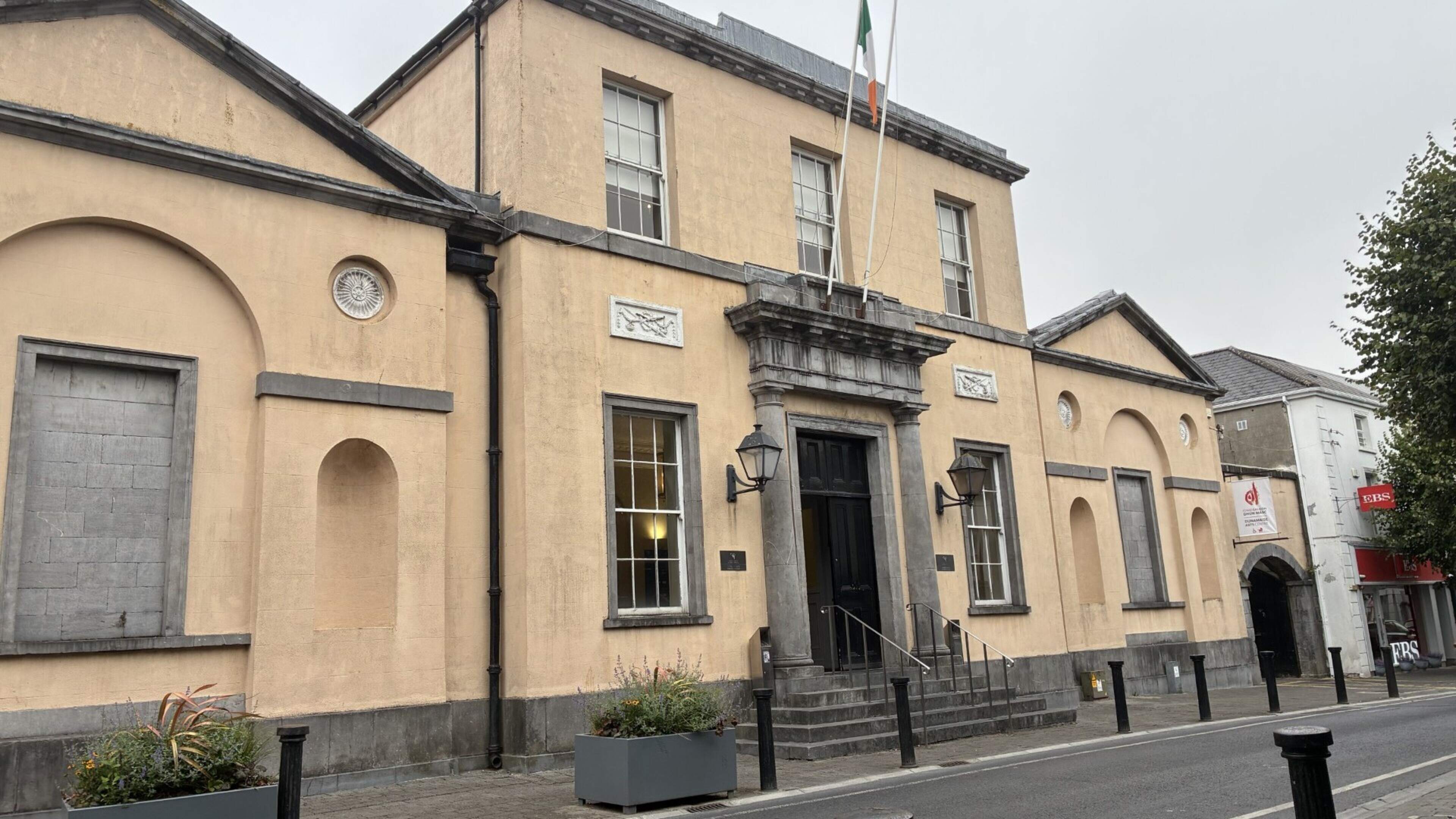 Man without licence or insurance drove tractor with ‘lethal’ low loader on Laois motorway