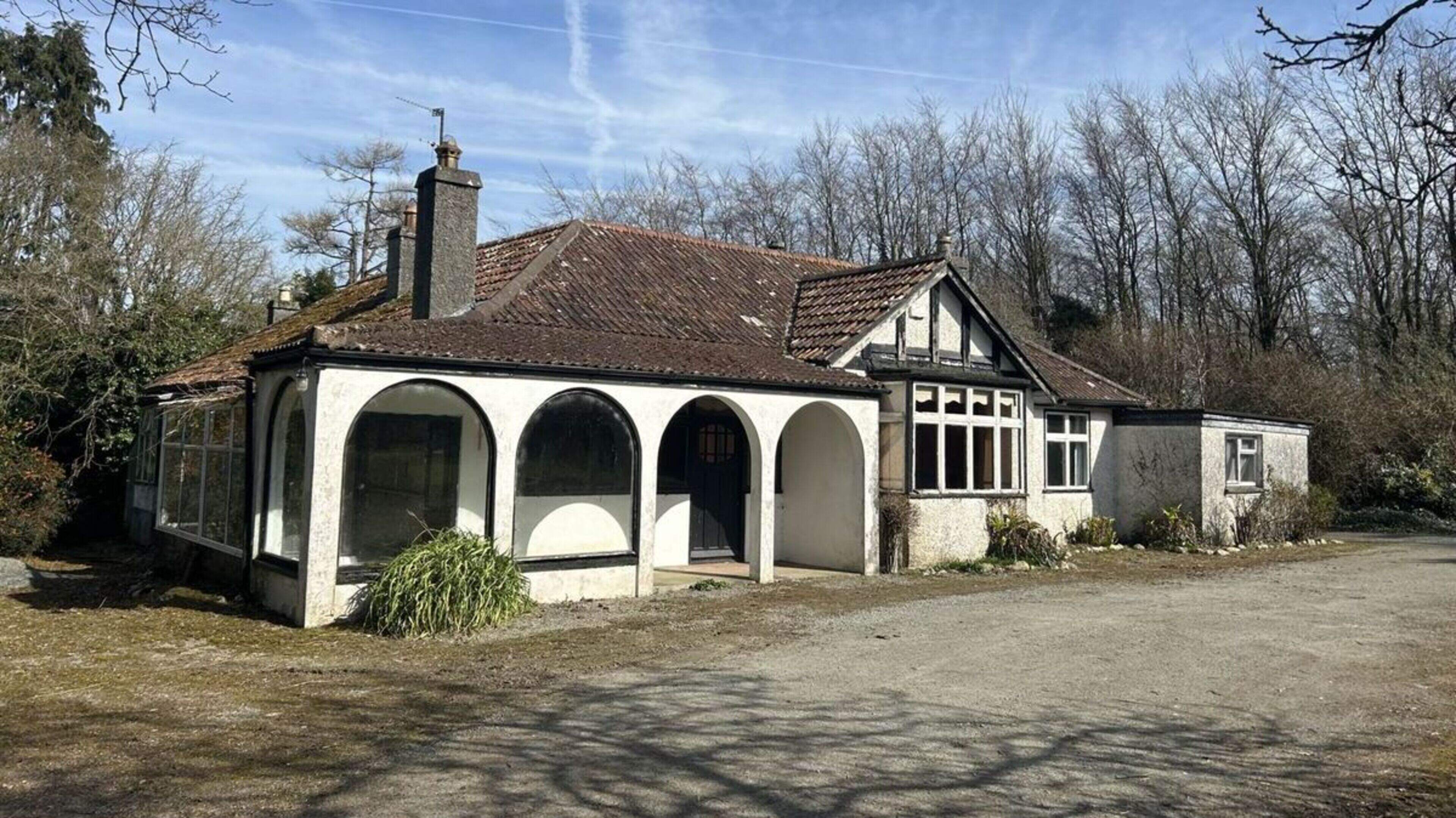 Cottage transported from London to Wicklow by boat, rail and steam engine goes for auction  