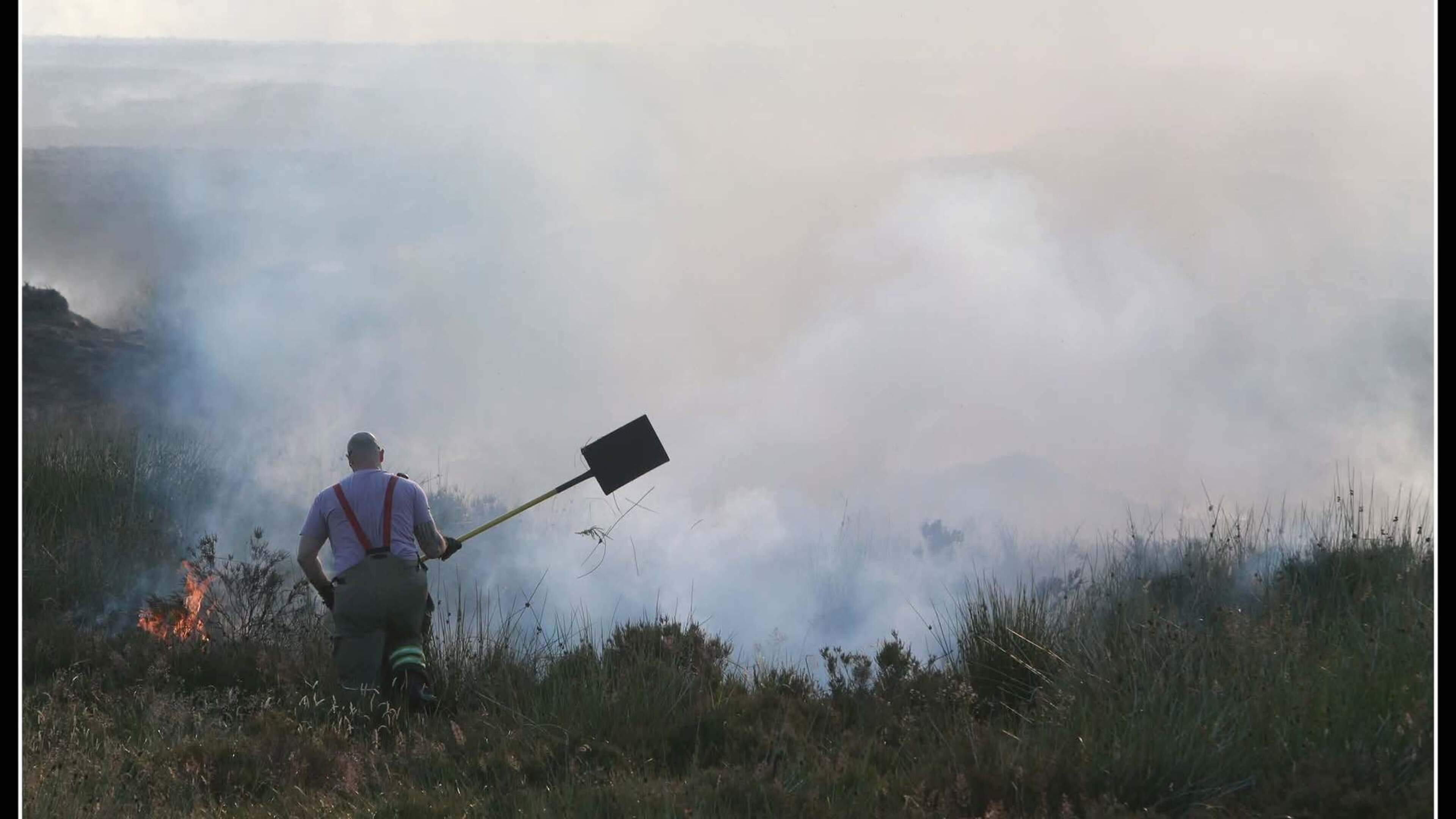 Helicopter and fire crews contain major Wicklow wildfire after overnight operation 
