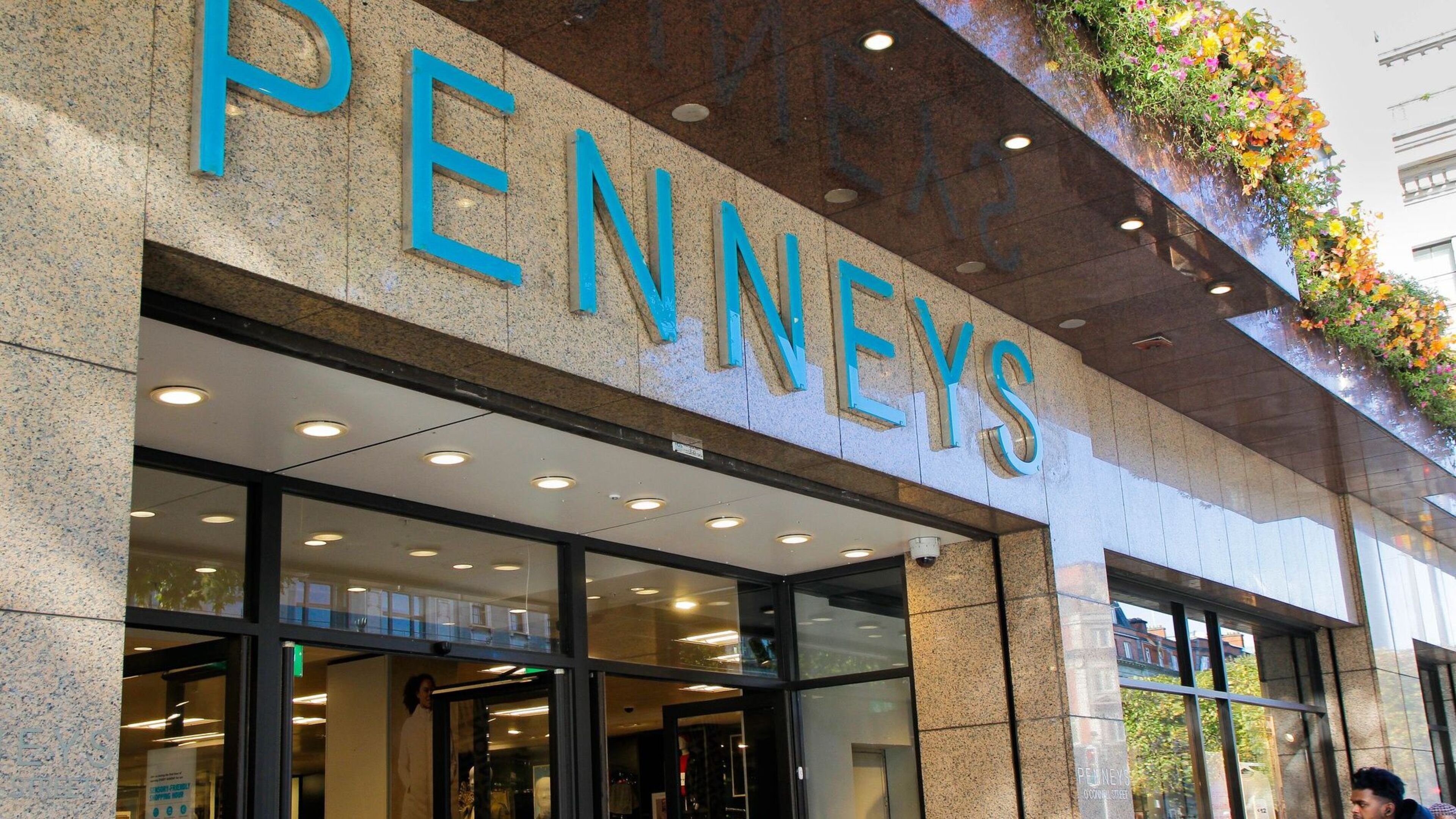 Gardaí force suspected thief to take off stolen trousers in middle of daring Penneys raid