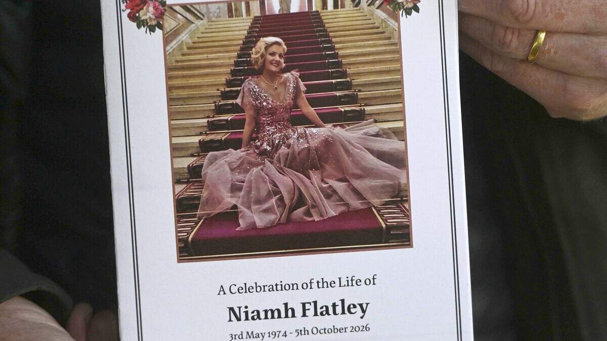 Michael Flatley sagt bei der Beerdigung seiner Frau Niamh ...