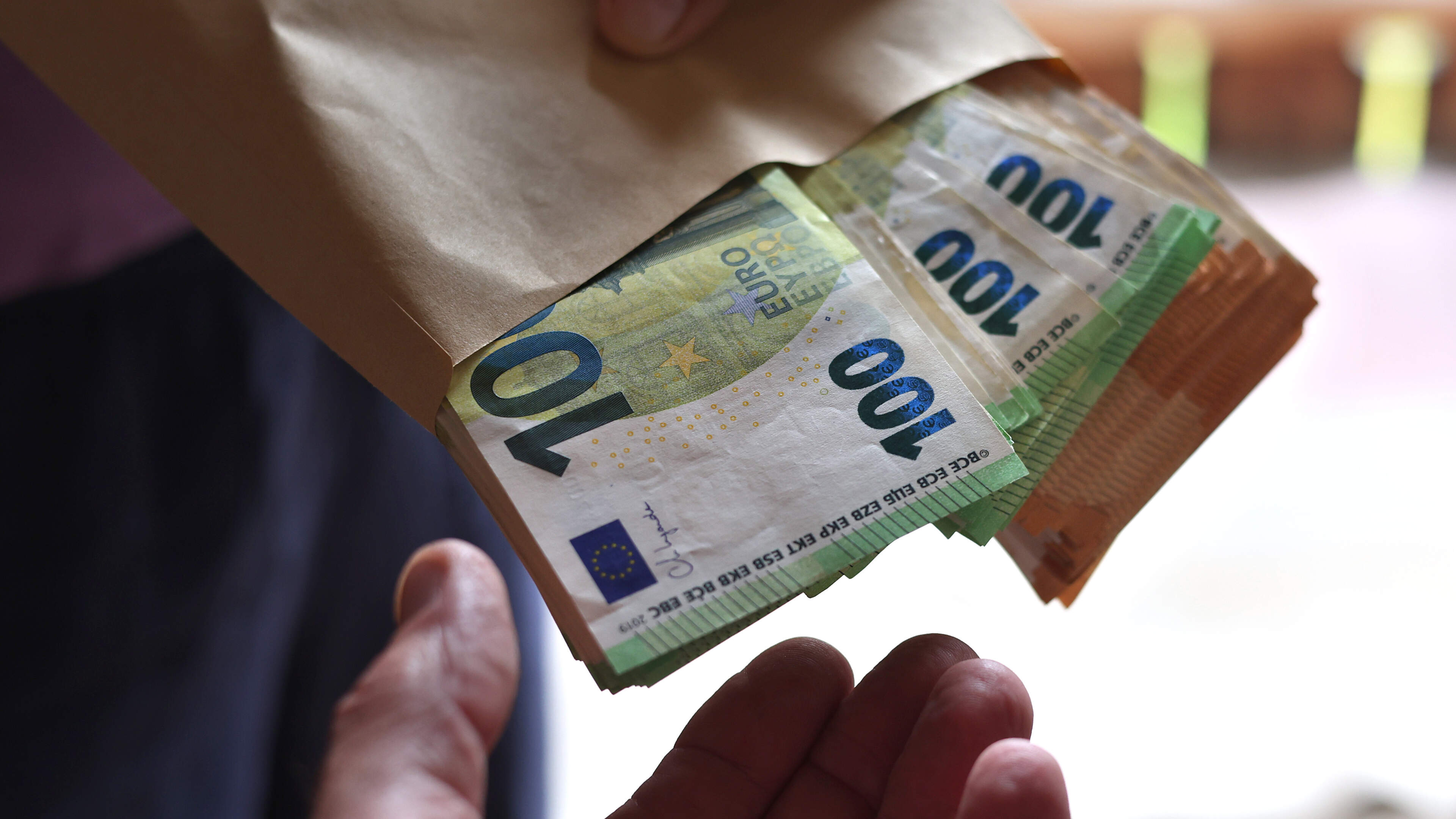 Eilis O’Hanlon: Who hits you harder in the pocket — the hairdresser working for cash, or the ministers squandering millions?
