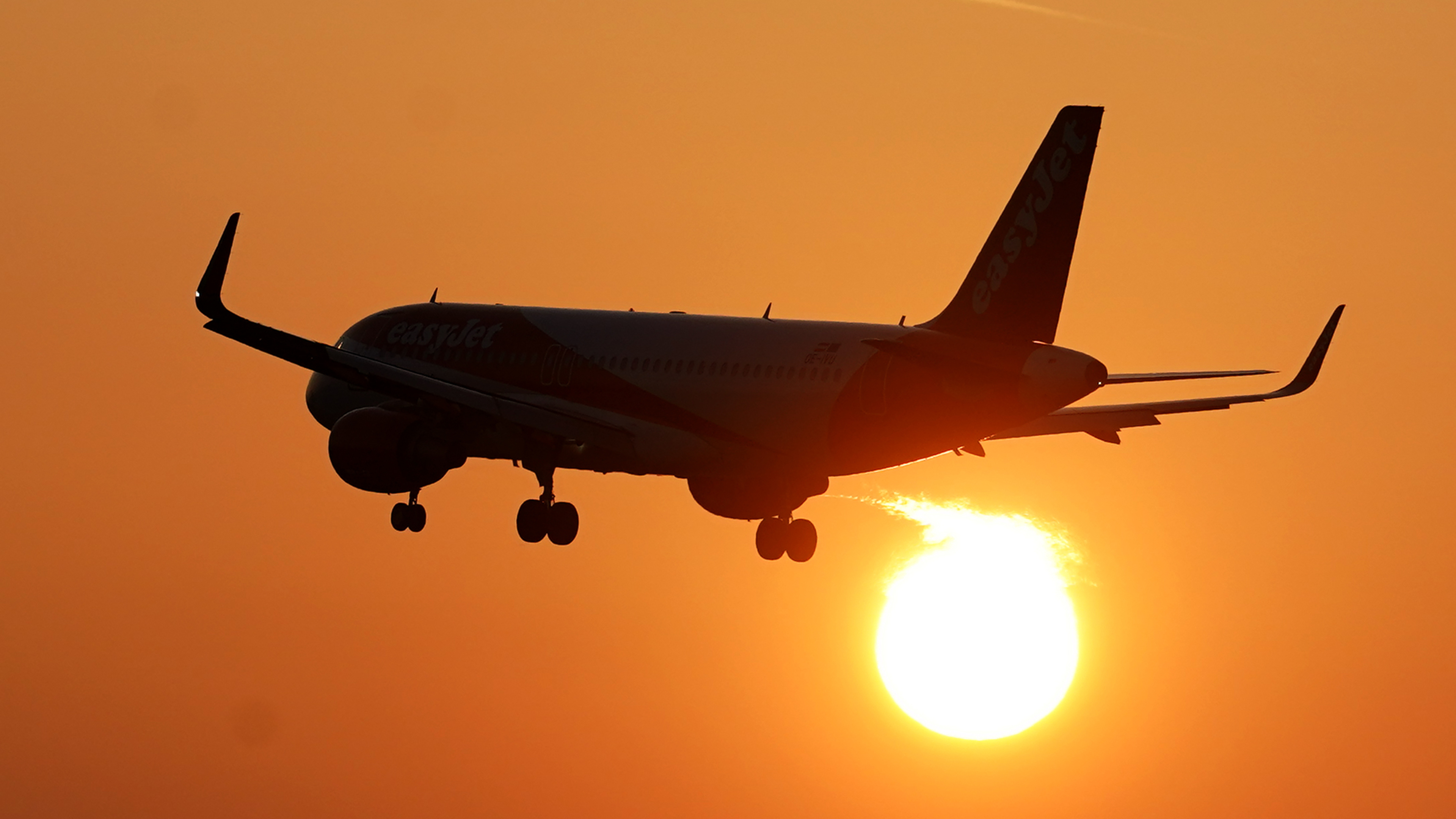 Jetstar and Qatar Airways planes in near-miss collision at Sydney airport