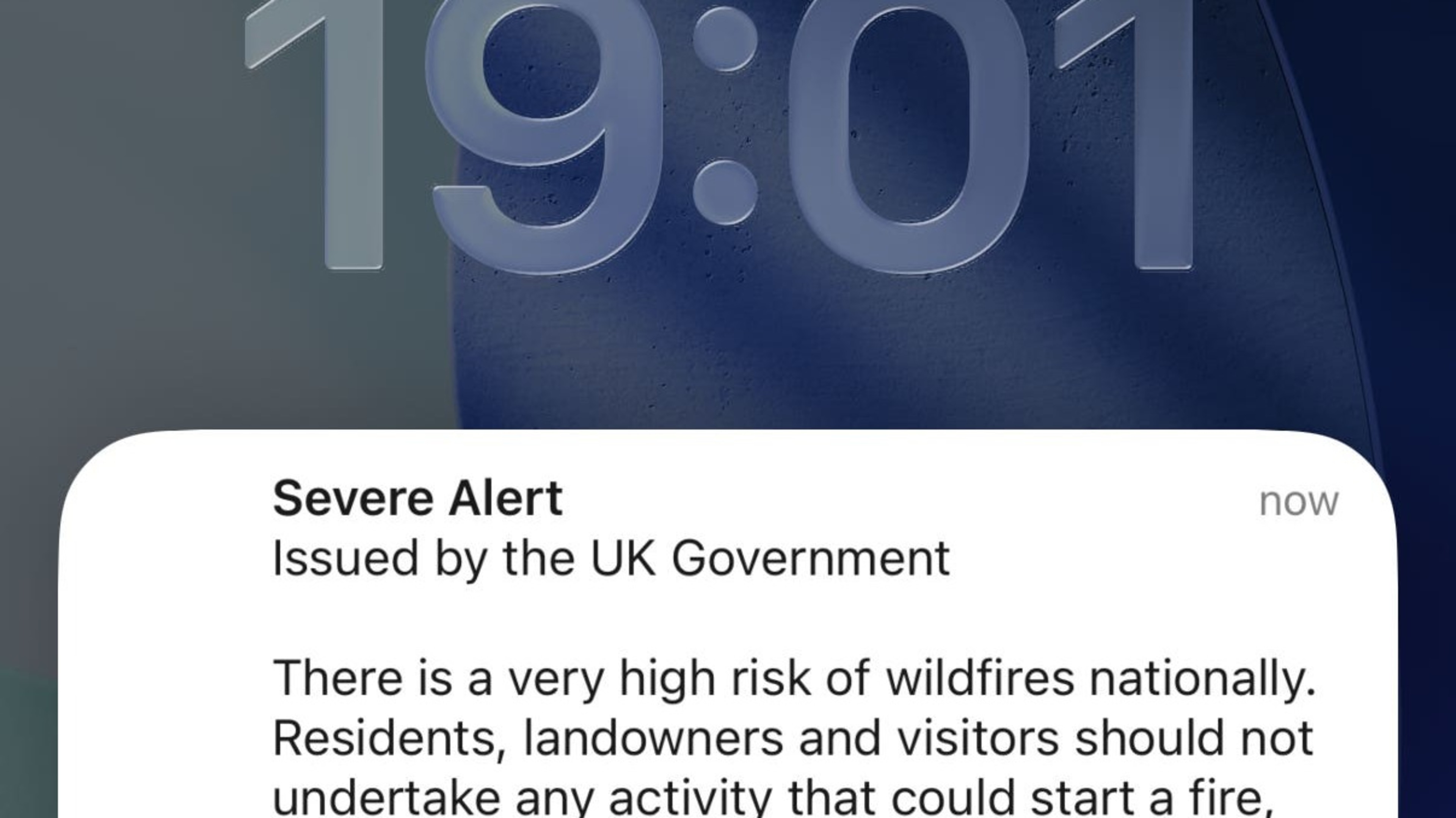 Emergency alert sent to mobile phones across UK with wildfire warning after blazes
