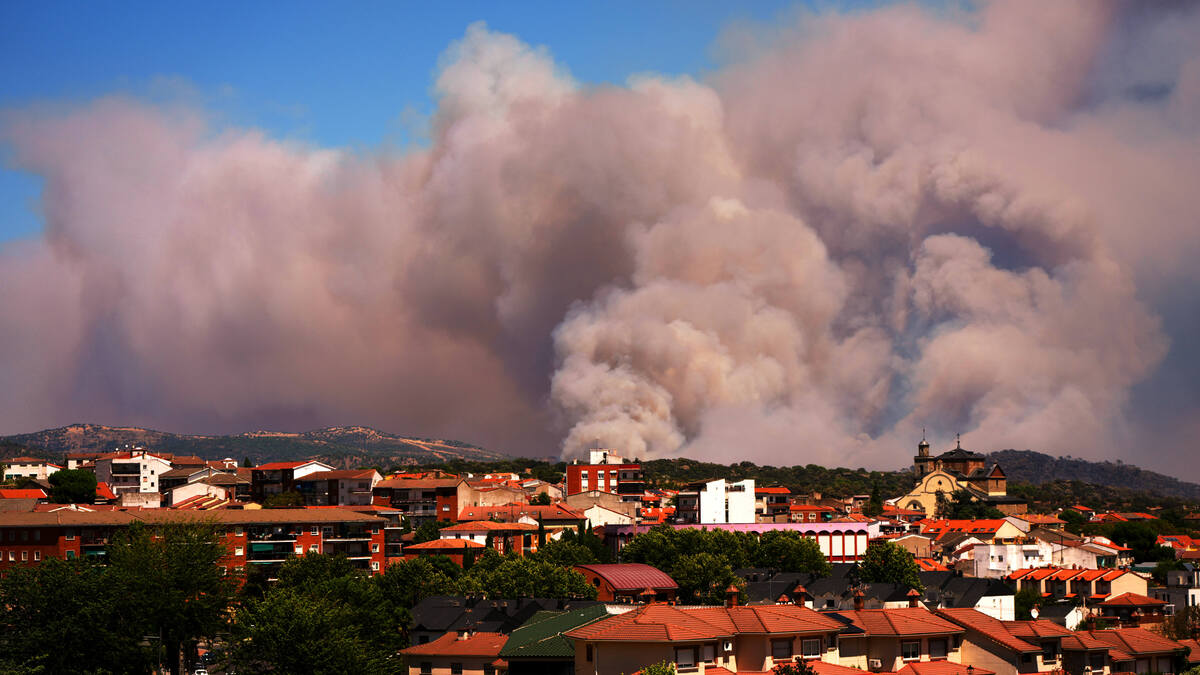 Wildfires drive 250,000 people from homes and edge towards wine city of Bordeaux