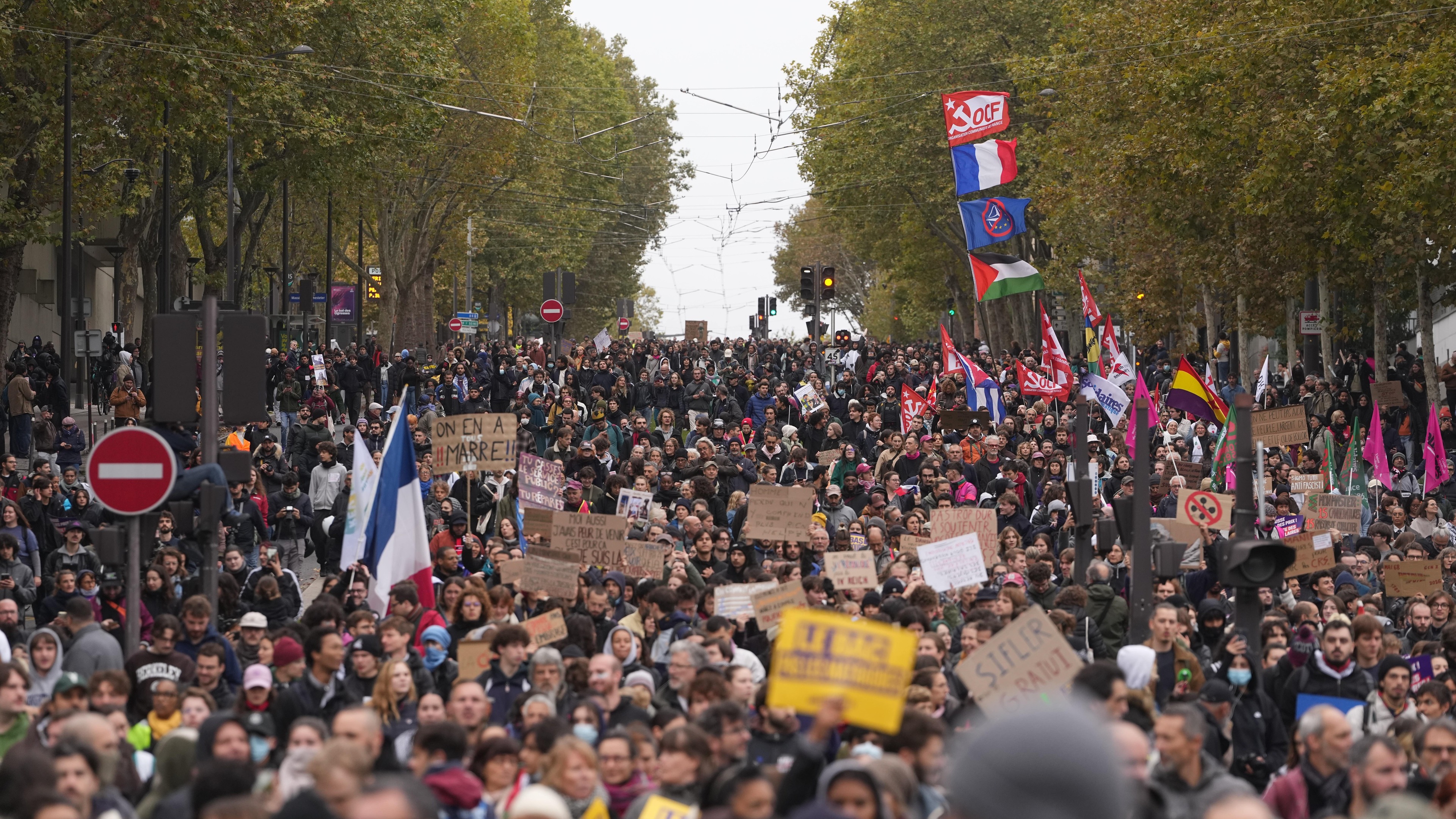 France to deploy 70,000 police and museums shut ahead of further protests